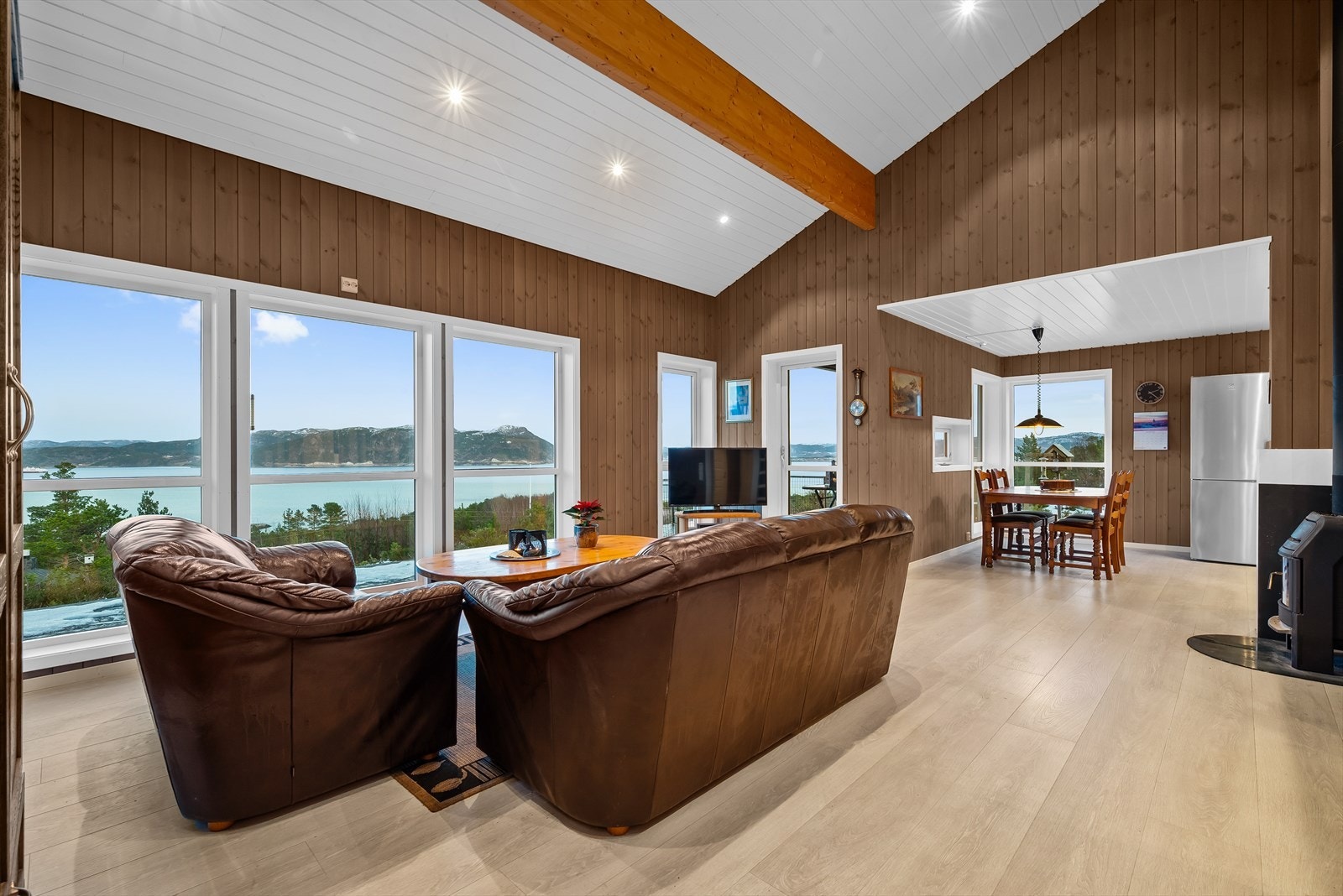 Store vinduer i tre retninger sørger for flotte lys- og utsiktsforhold i allrommet. Galleribilde