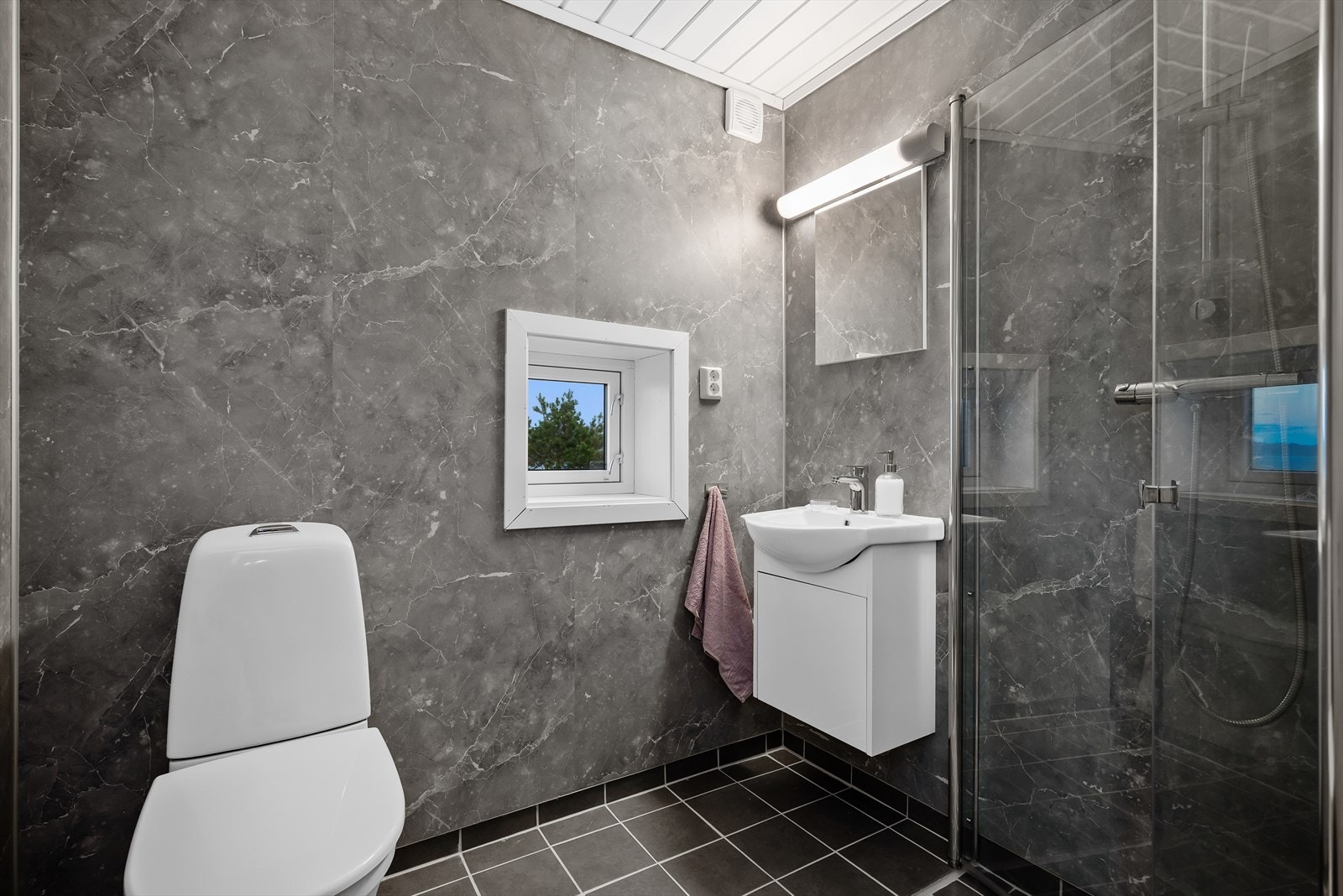 Badet i annekset er utstyrt med varme i gulvet. Galleribilde