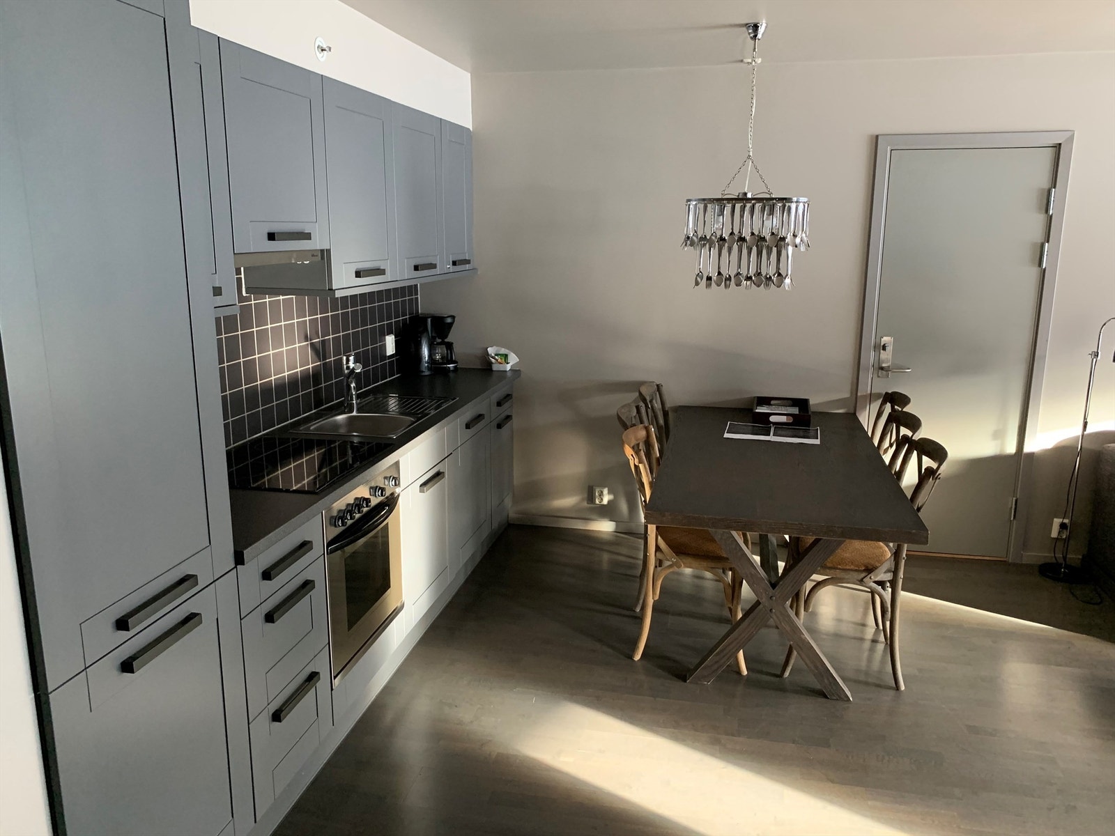 Kjøkken spis - bilder fra lik naboleilighet Galleribilde