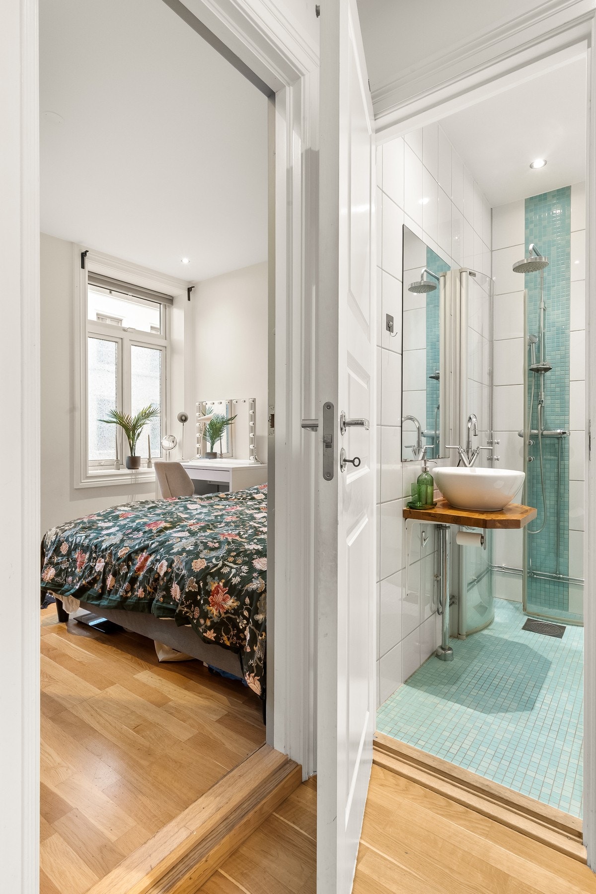 Fra entreen er det adkomst til et pent, flislagt bad fra 2006. Galleribilde