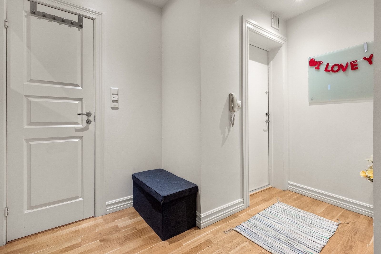 Lys og innbydende entré med god plass til oppheng av yttertøy. Galleribilde