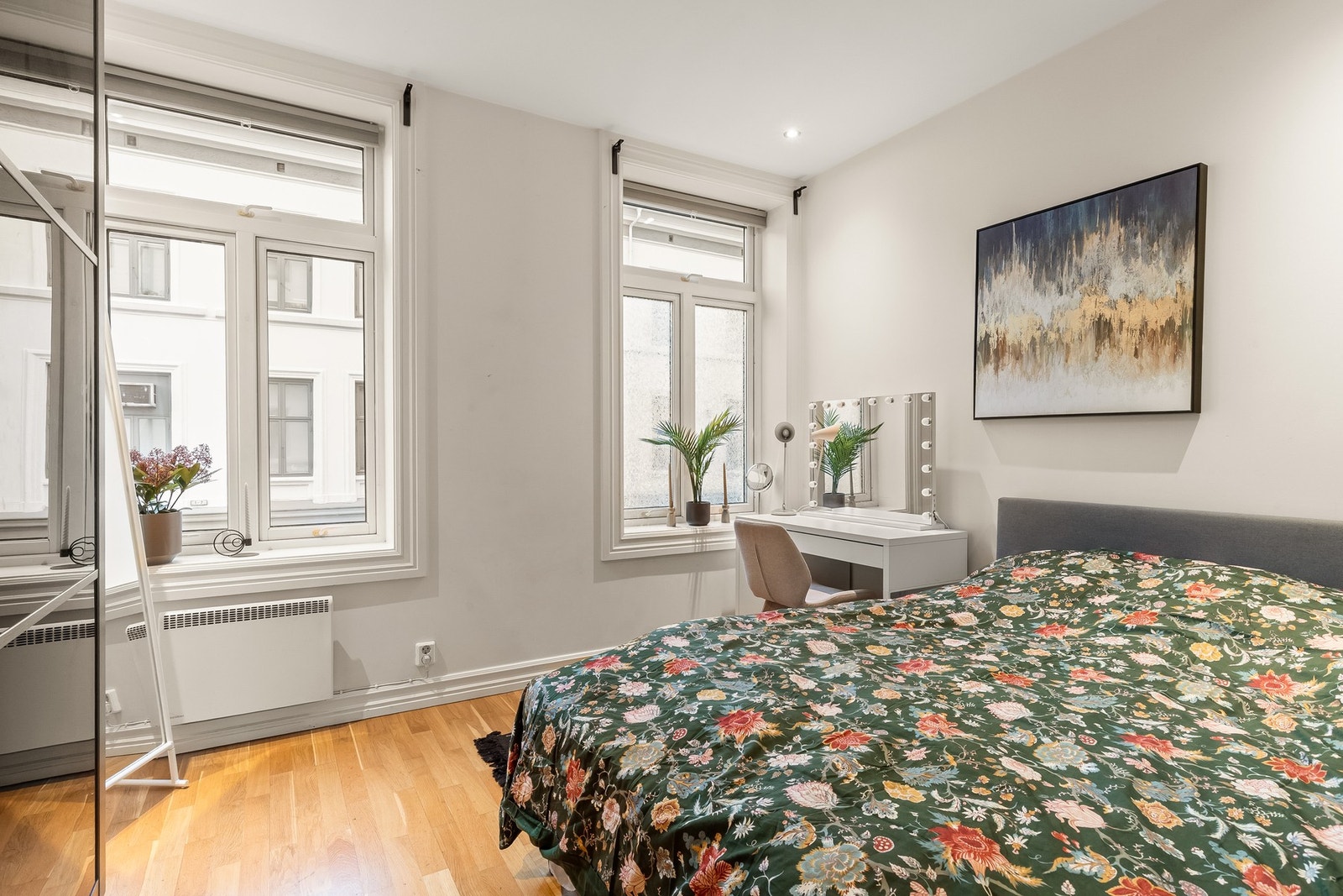 Stort soverom innredet med garderobeskap. Galleribilde