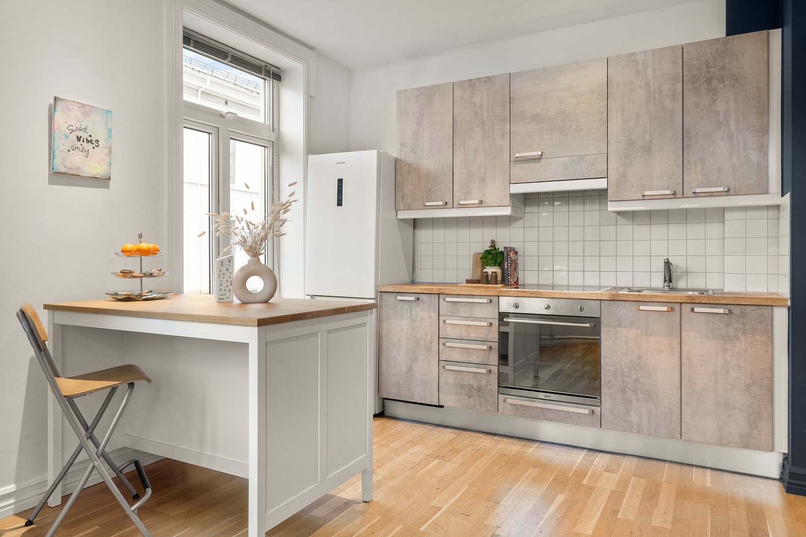 Hvitevarene som integrert stekeovn, keramisk platetopp og oppvaskmaskin medfølger handelen. Galleribilde