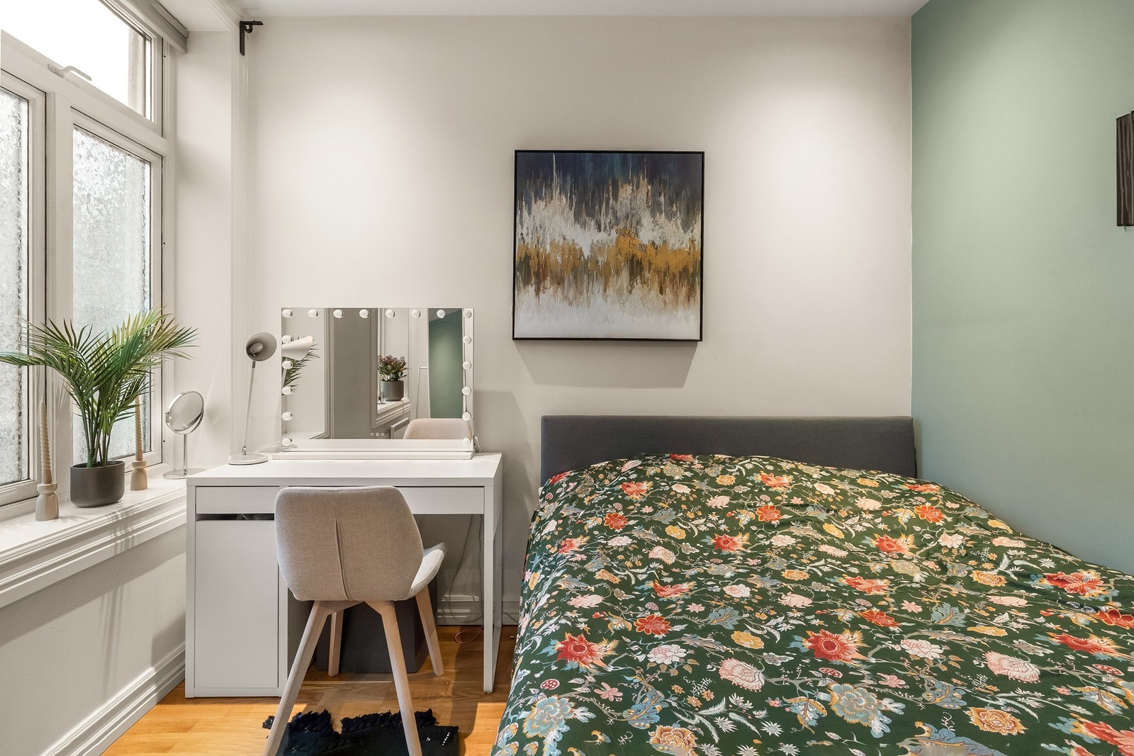 Himlingen er nedsenket med downlights. Galleribilde