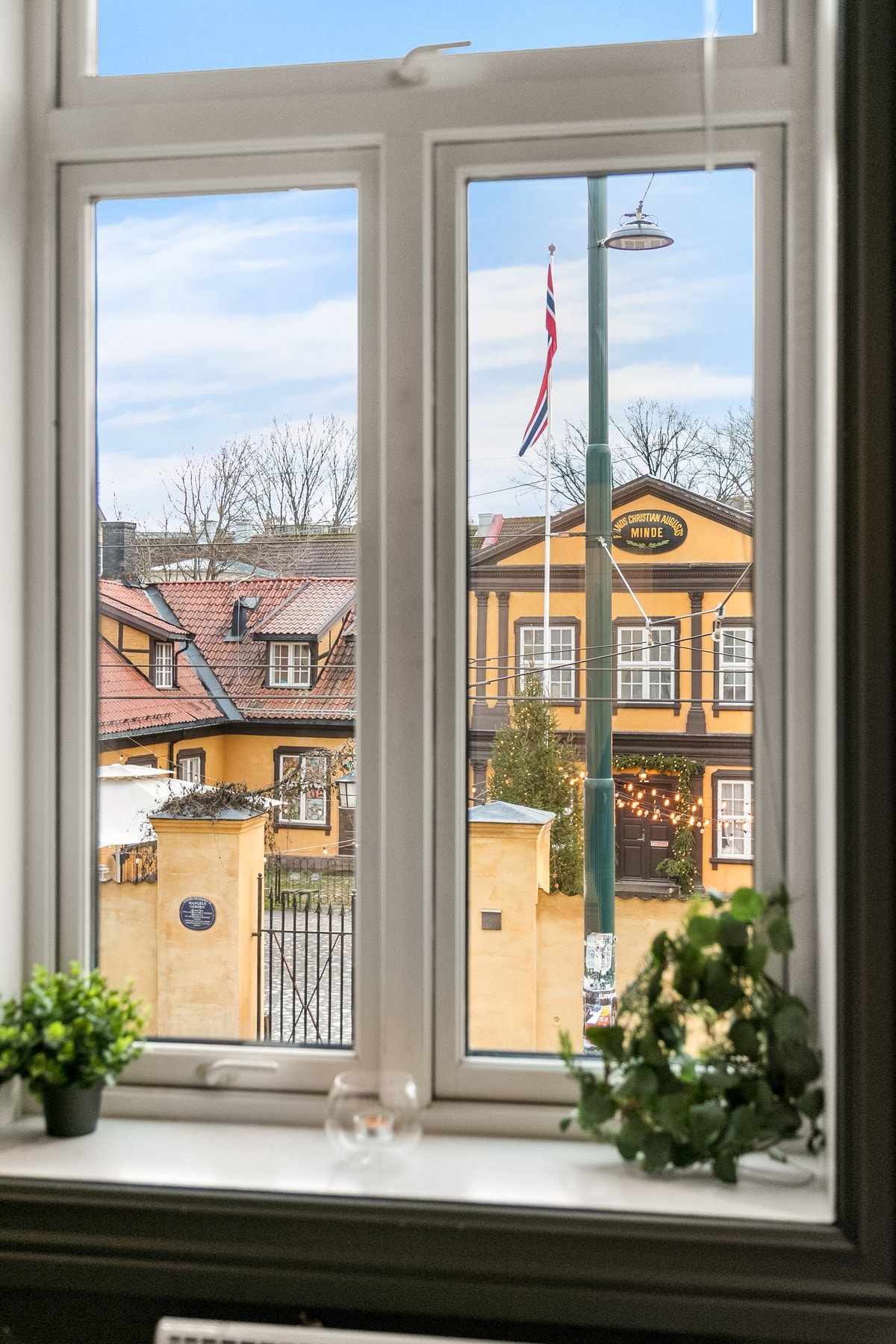 De store klassiske vindusflatene gir rikelig med naturlig lysinnslipp. Galleribilde