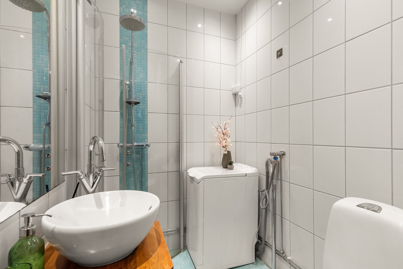 Det er opplegg for vaskemaskin, og gulvet er utstyrt med varmekabler. Galleribilde