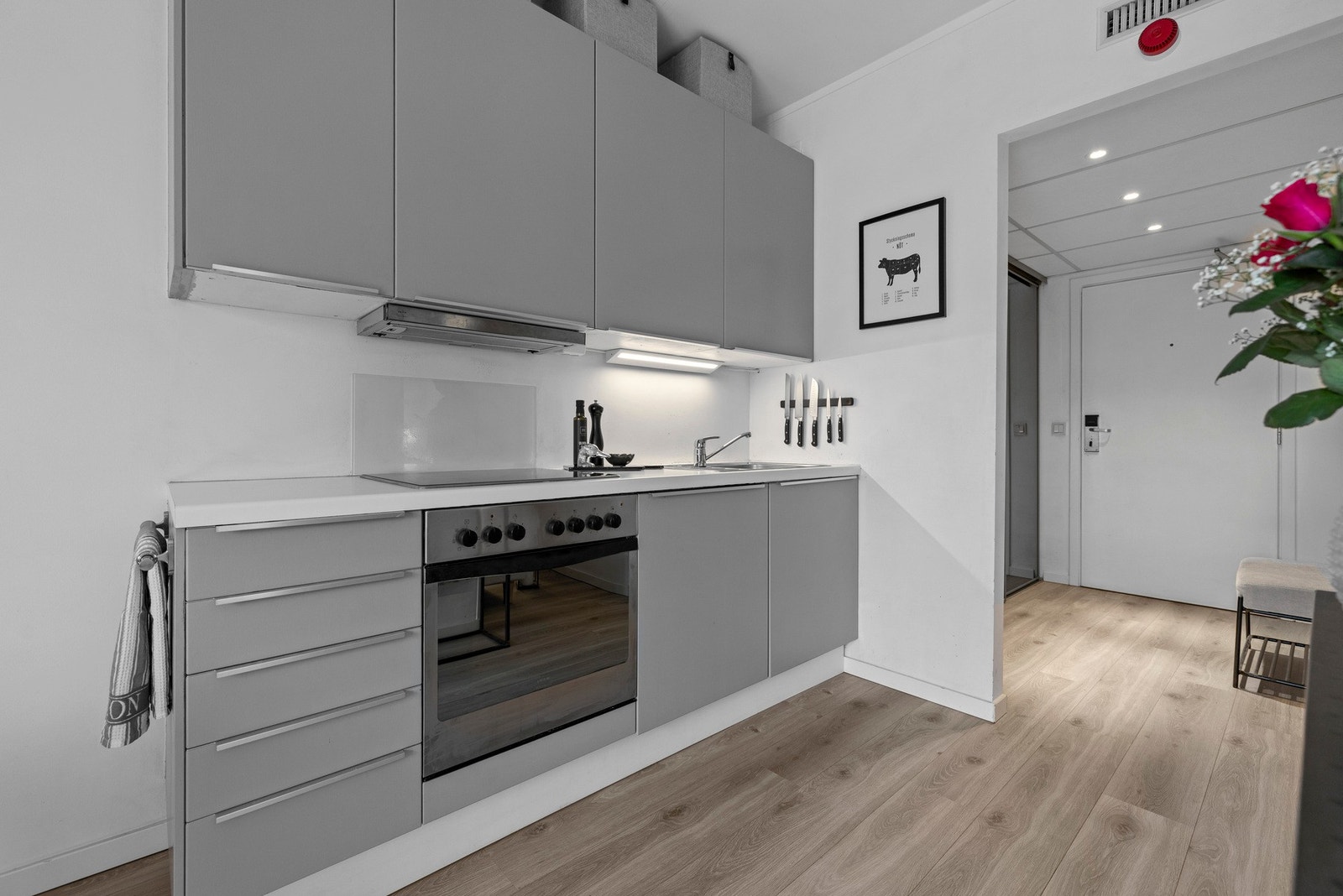 Laminat benkeplate og integrert oppvaskkum og med ettgreps blandebatteri. Galleribilde