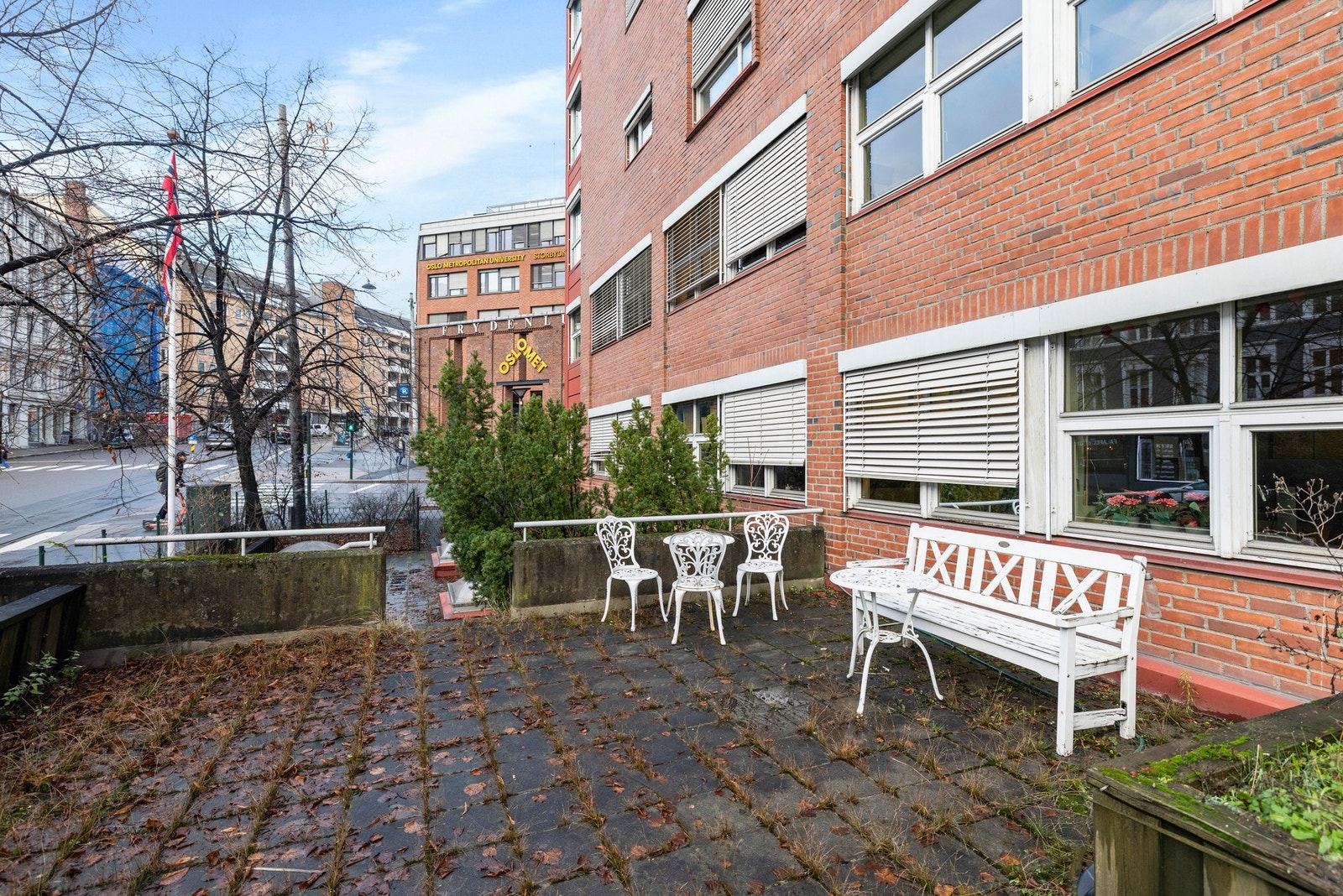 Sameiet består av 41 boligsseksjoner og 4 næringsseksjoner (hvorav seksjon nr. 1 er garasje ) Galleribilde