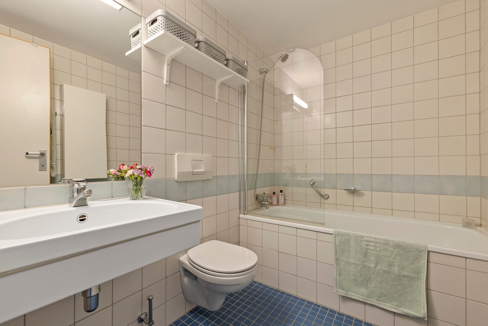 Boligen har et flislagt bad fra 2002 med varmekabler. Galleribilde