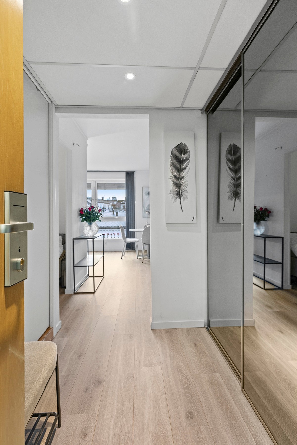 Entréen har en flott garderobeløsning med god plass til klær og sko. Galleribilde