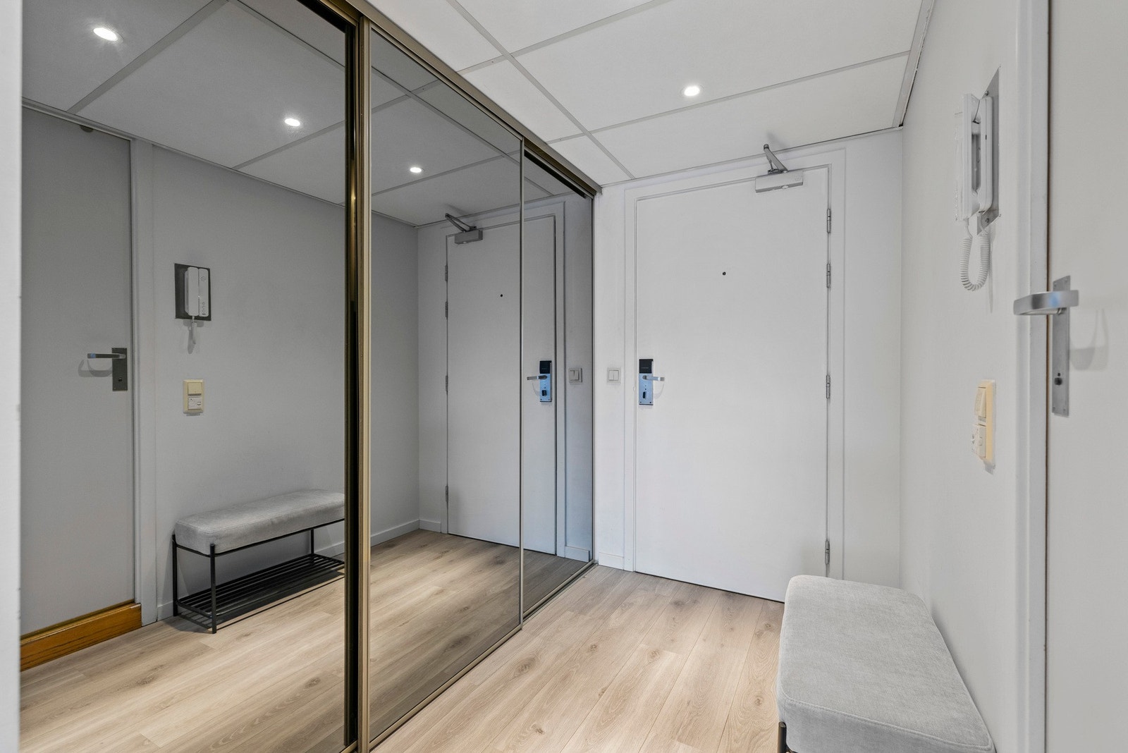 Det er dør-calling med åpner i entrèen. Galleribilde