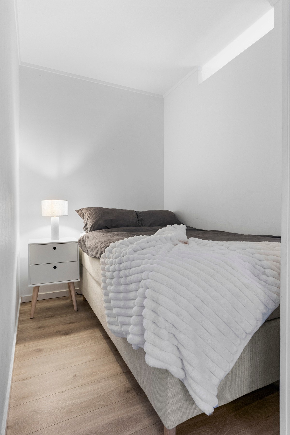 Her er det plass til dobbeltseng med nattbord. Galleribilde