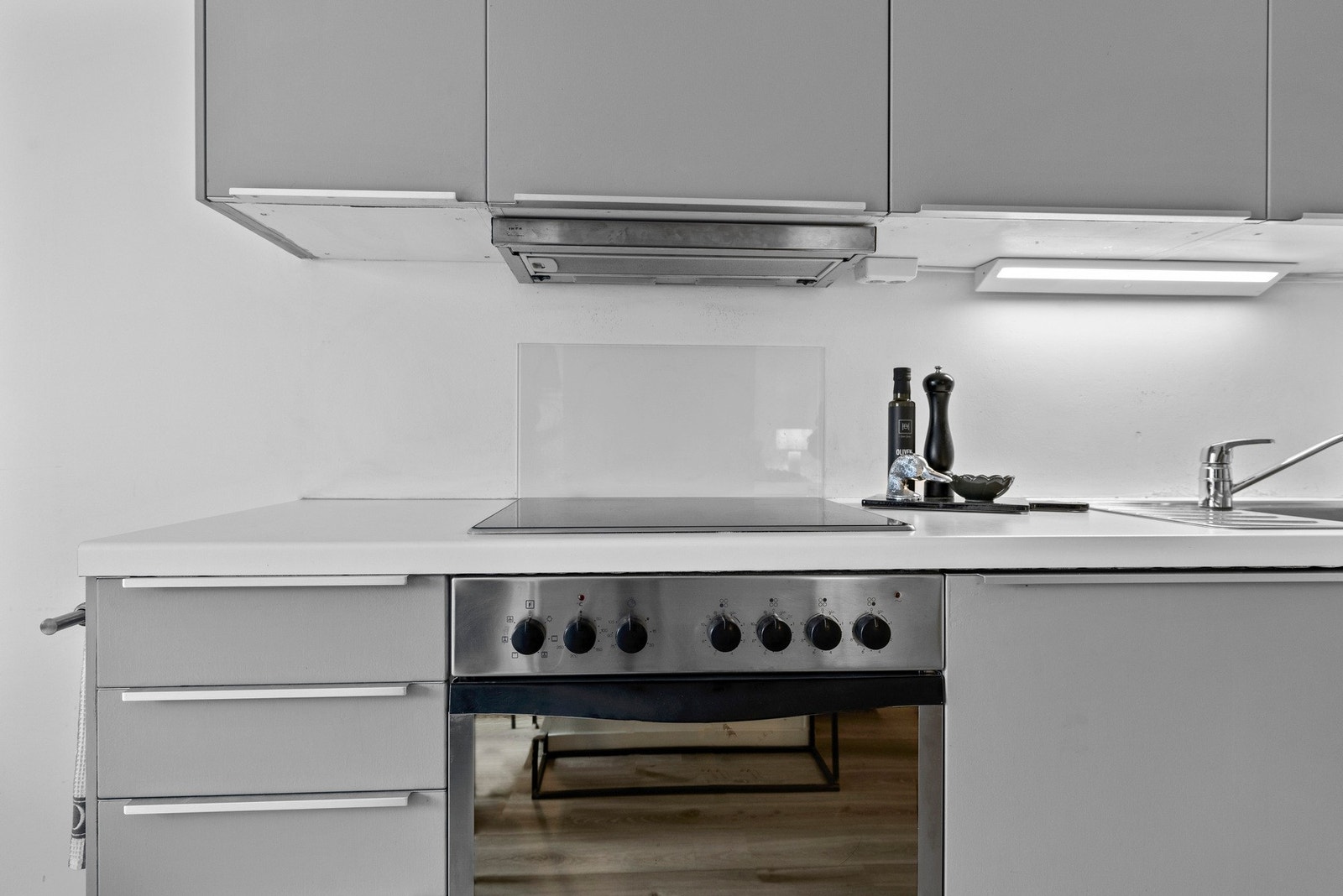 Kjøkkenet er utstyrt med integrerte hvitevarer bestående av stekeovn, platetopp og kjøleskap. Galleribilde