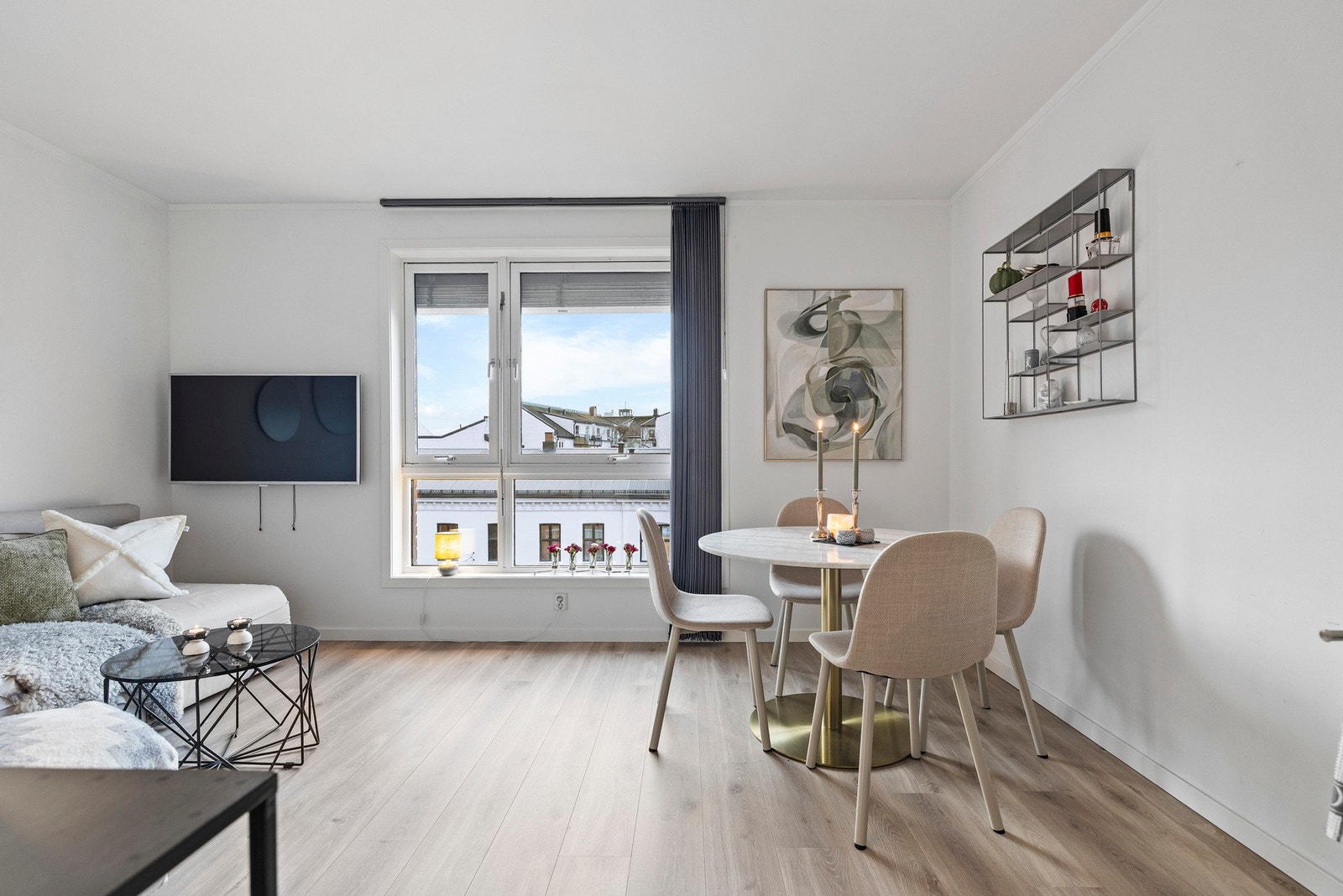 Praktisk oppholdsrom med spiseplass og moderne kjøkken i tilknytning. Galleribilde