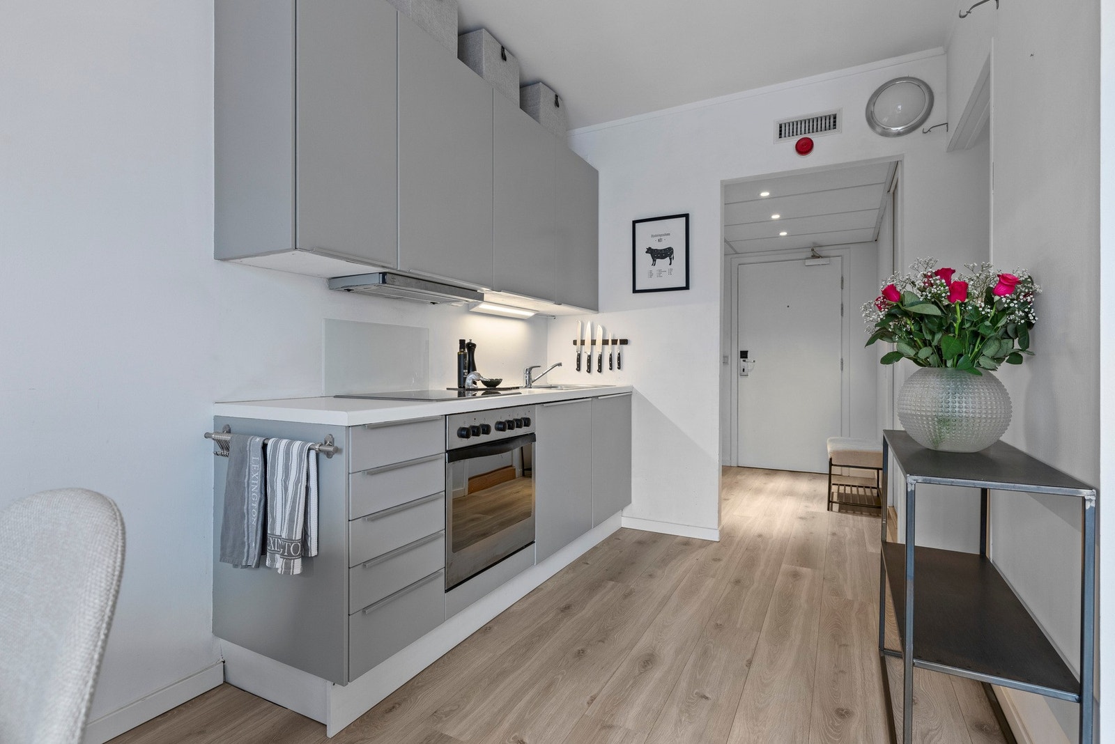 Kjøkken med slette fronter og plass til frittstående hvitevarer. Galleribilde