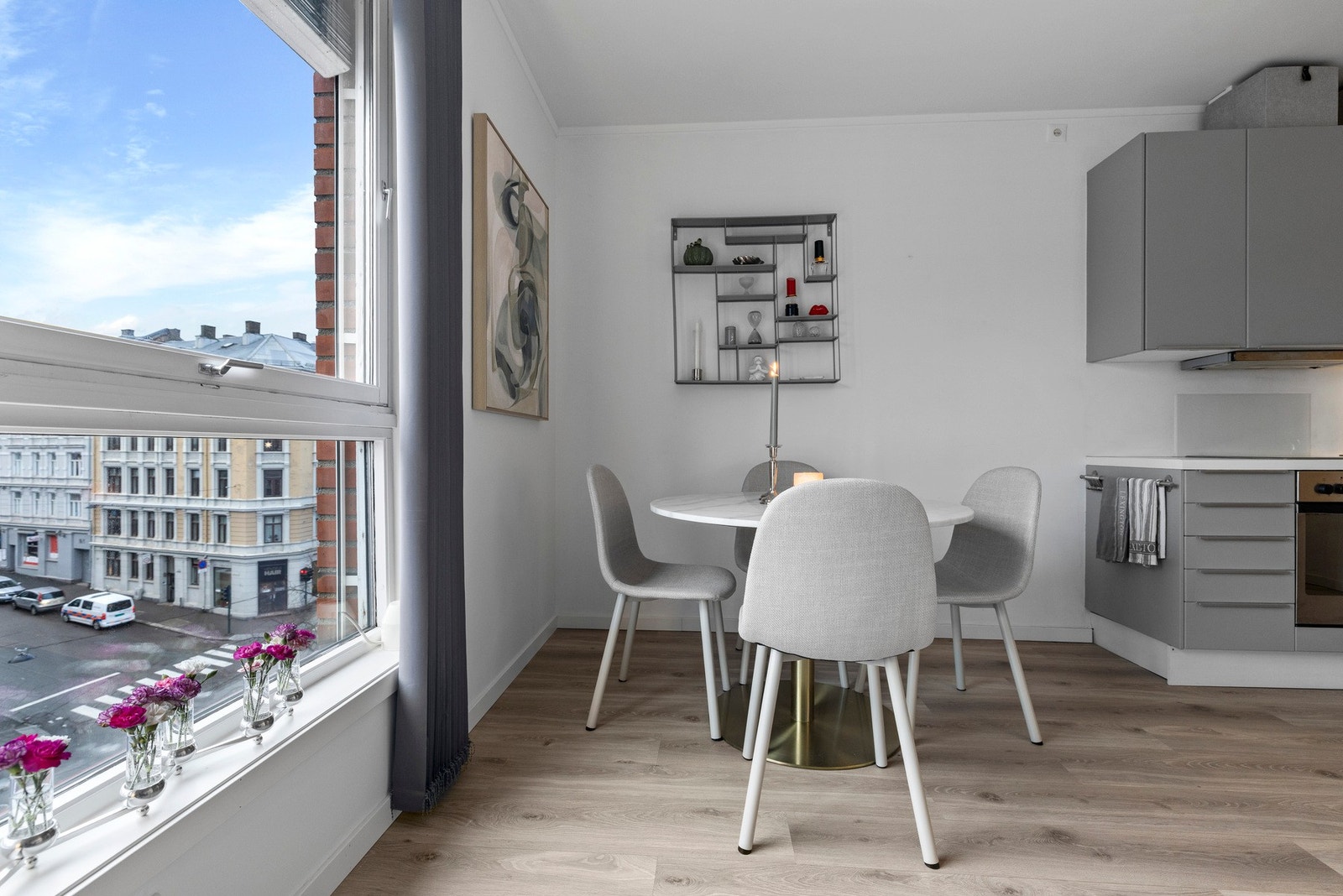 Leiligheten ligger i 5. etasje i et bygg fra 1985. Galleribilde