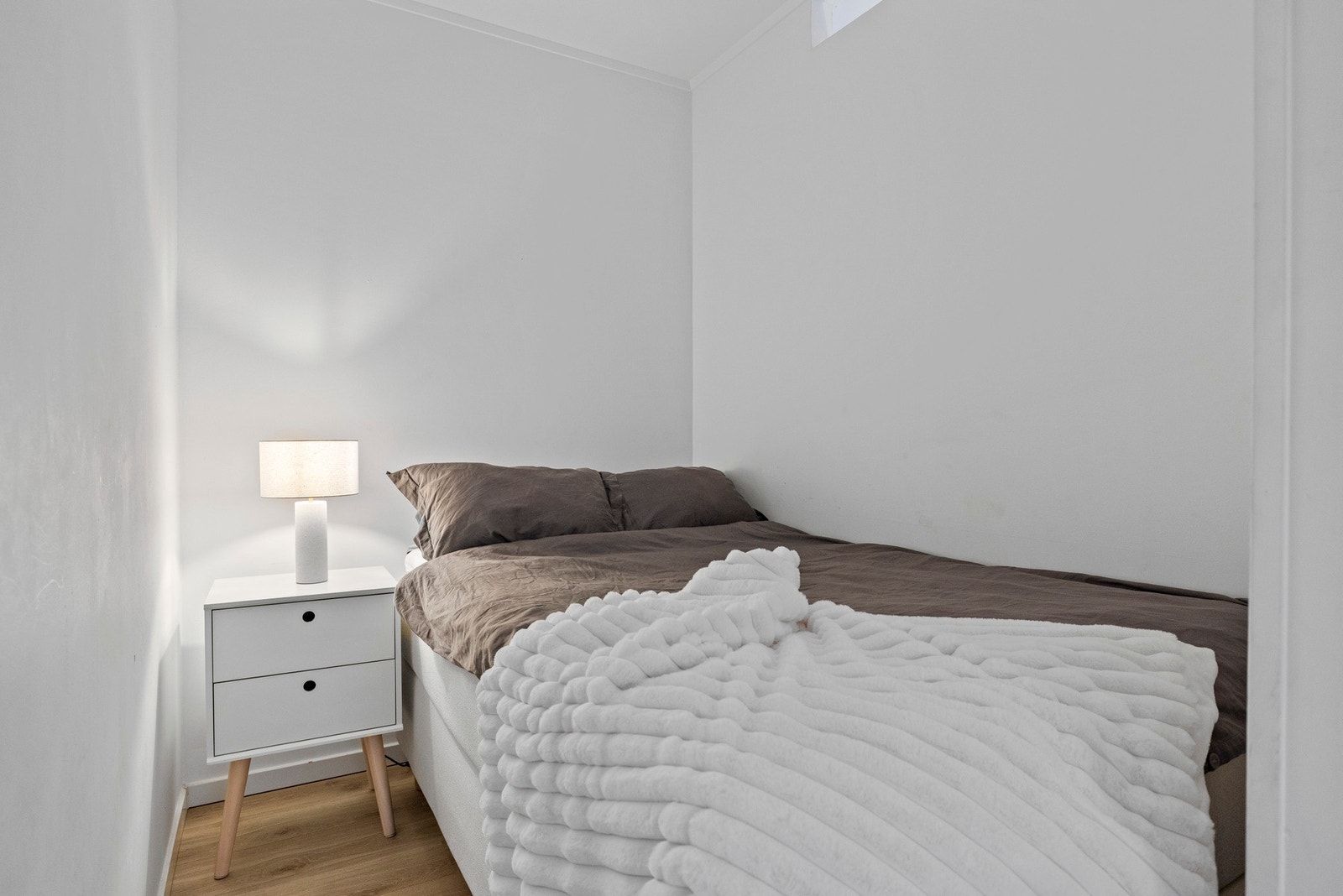 Alkoven er svært praktisk og holder stuen adskilt. Galleribilde