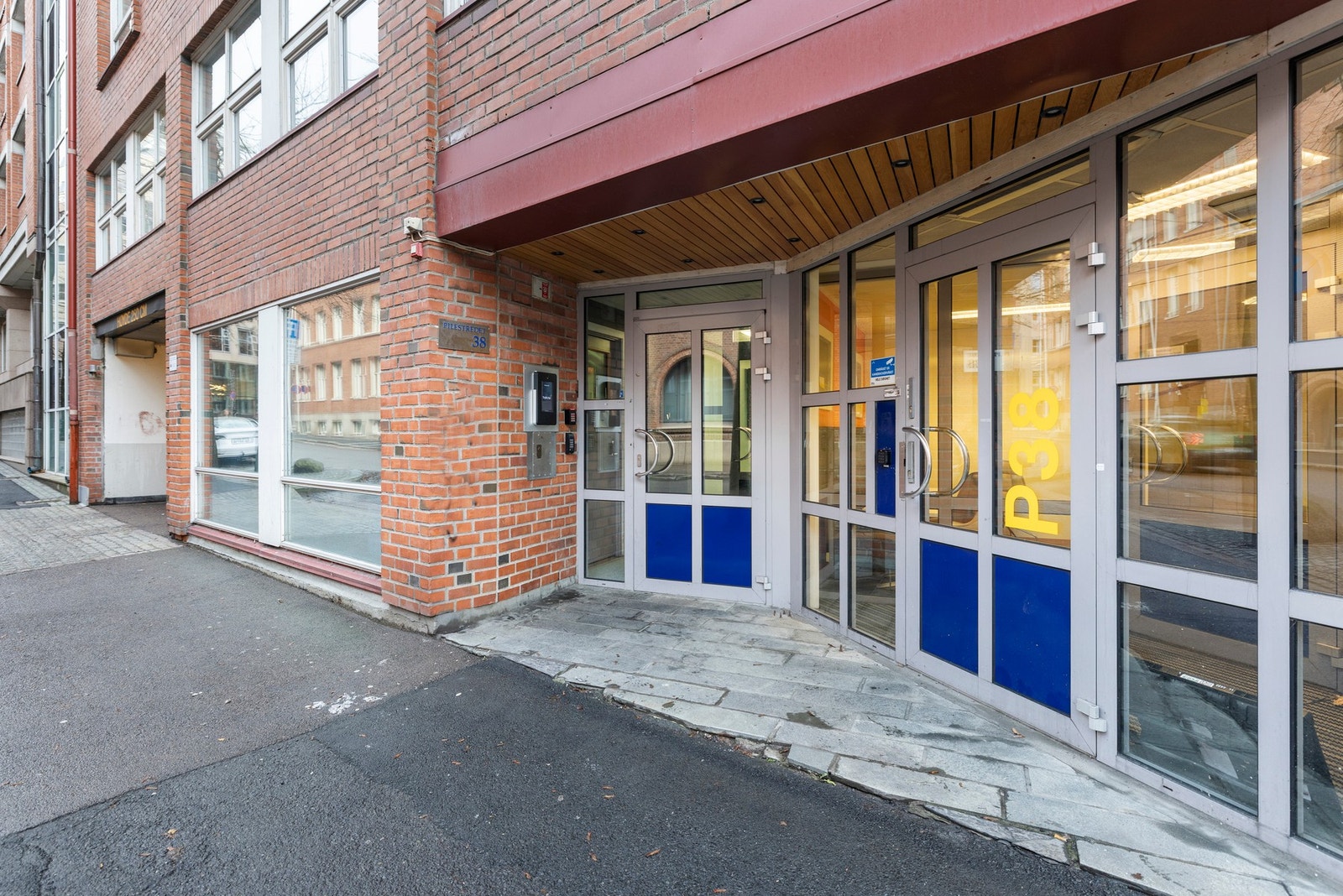 Velholdt inngangsparti med adkomst fra gateplan. Galleribilde