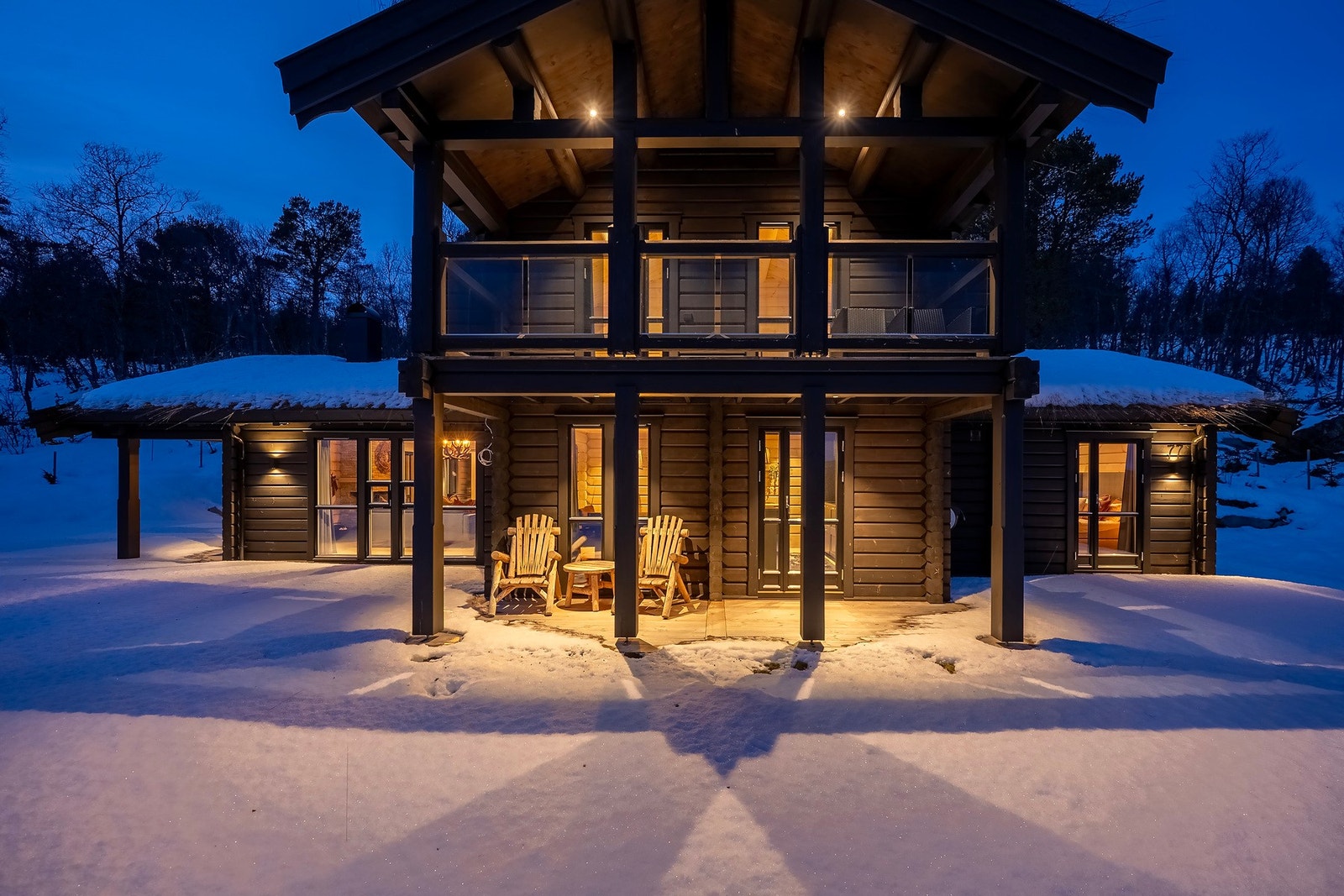 Hytten har lekker belysning ved kveldstid som får fram sjarmen til hytten. Galleribilde