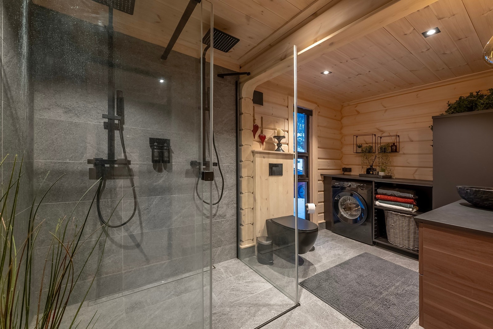 Flislagt gulv med elektriske varmekabler. Det er flislagte vegger i dusjsonen. Galleribilde