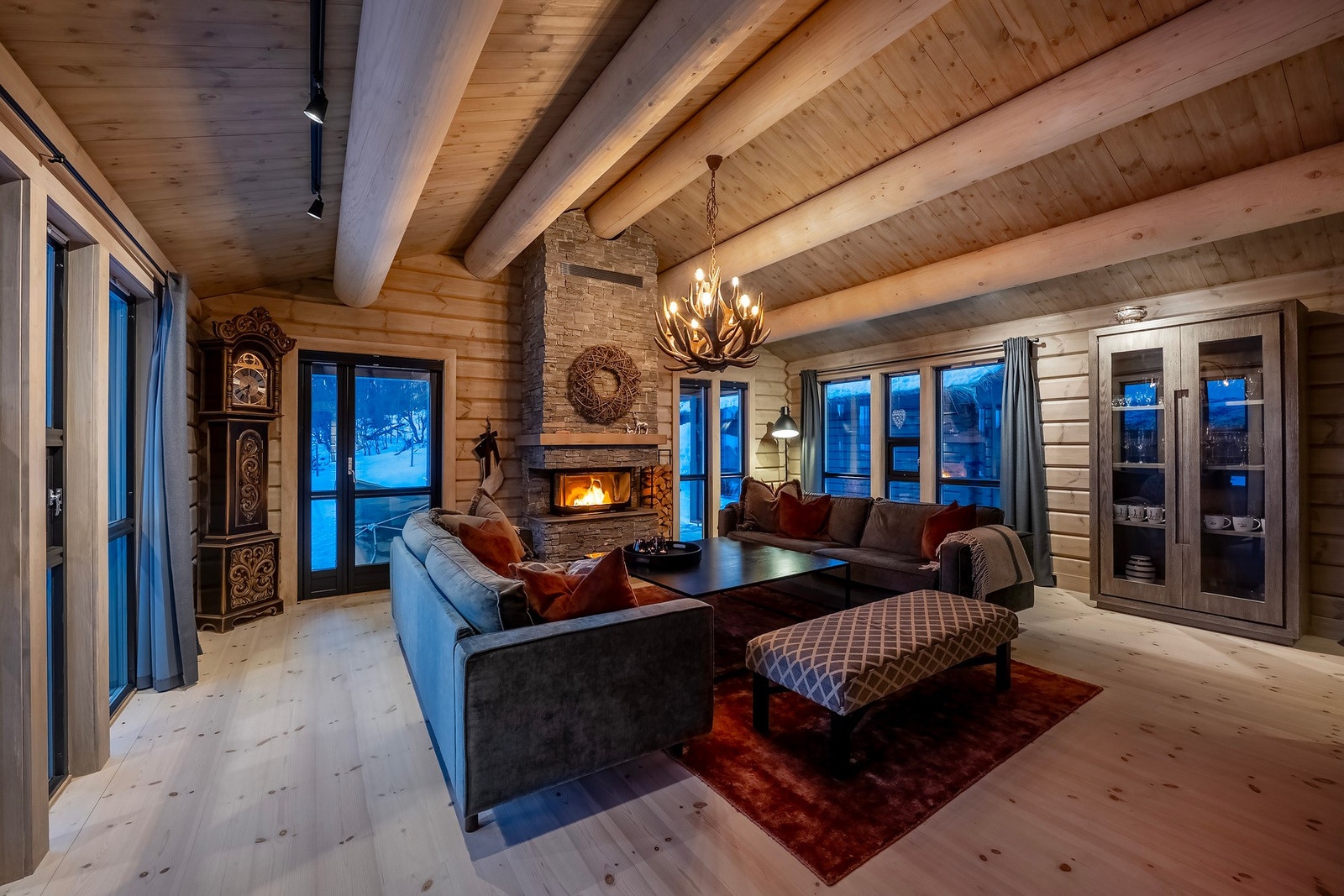 Hytten ble ferdigstilt i 2019 og er av høy kvalitet. Her kan du finne bla 4 soverom, romslig stue og kjøkken samt stor garasje med bod. Galleribilde