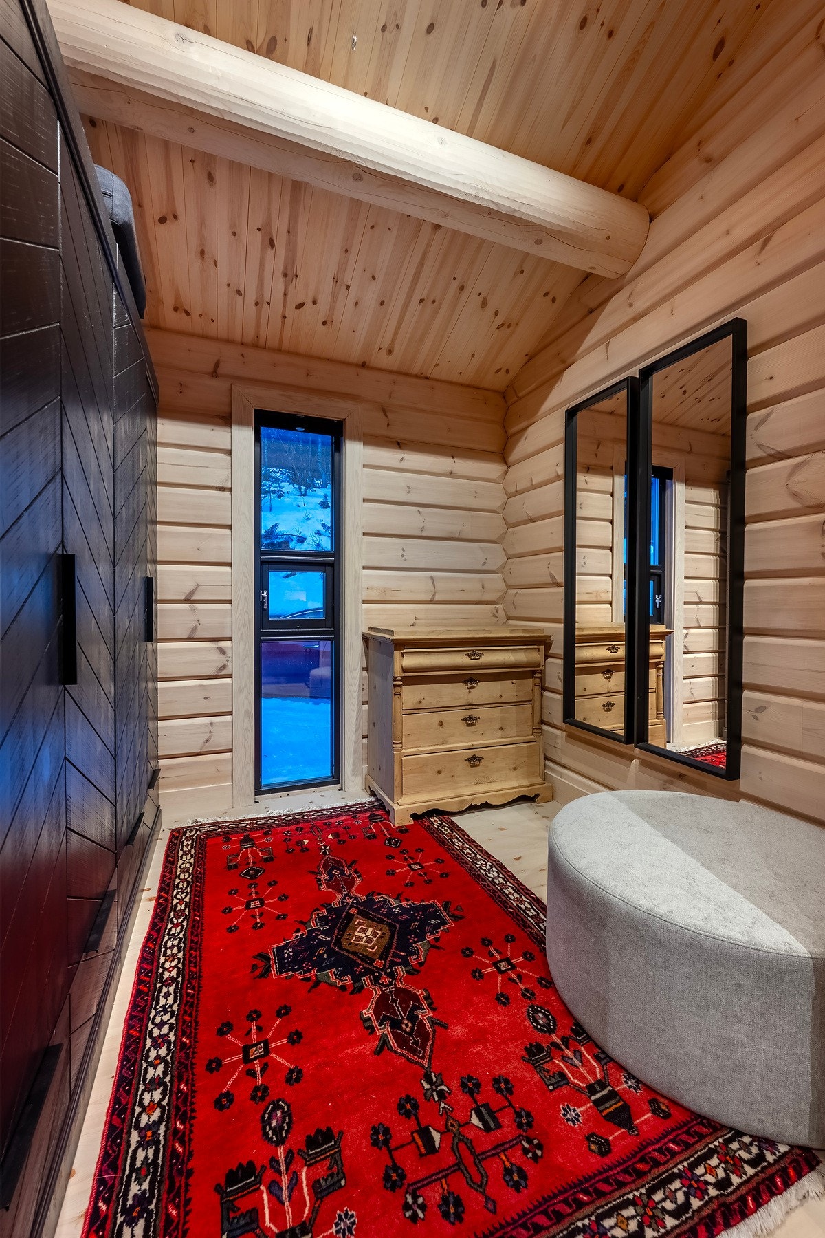 Praktisk garderobe som byr på gode lagringsmuligheter. Galleribilde