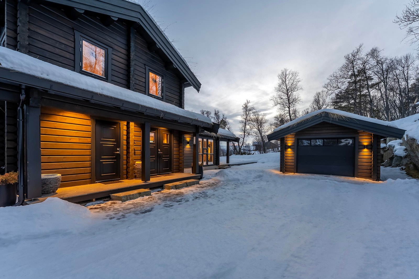 Tilknyttet egen garasje med bod på eiendommen. Det er installert elbil-lader i garasjen. Det er også en stor bod til oppbevaring i enden av garasjen. Galleribilde