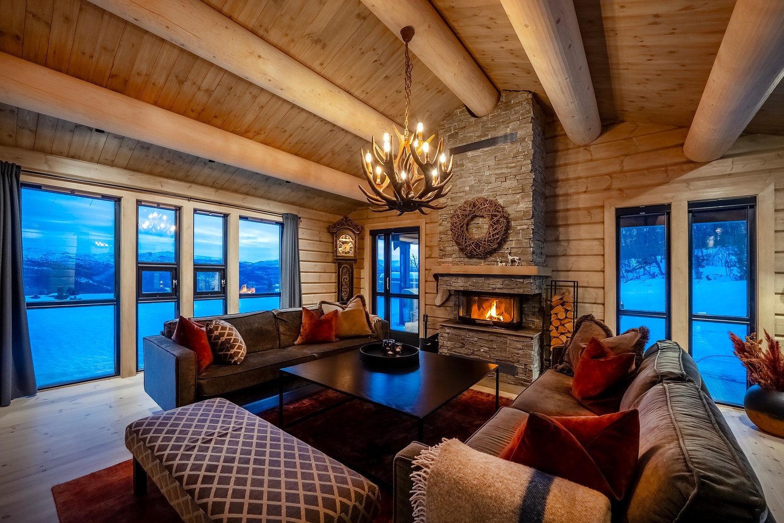 I 1.etasjen finner du den romslige stuen på 30,8 kvm hvor det også er montert en praktfull peis. Galleribilde