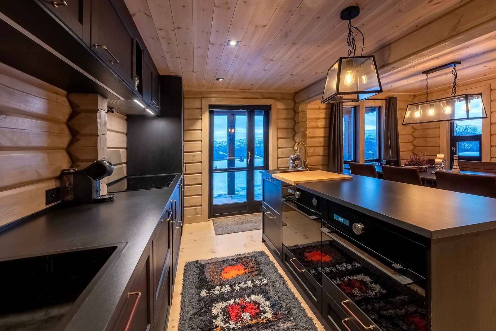 Her er det god skapplass og innredet bla: 2 kjøkkenvasker, platetopp, stekeovn/dampovn, stekeovn/micro , oppvaskmaskin, kjøleskap og fryseskap. Galleribilde