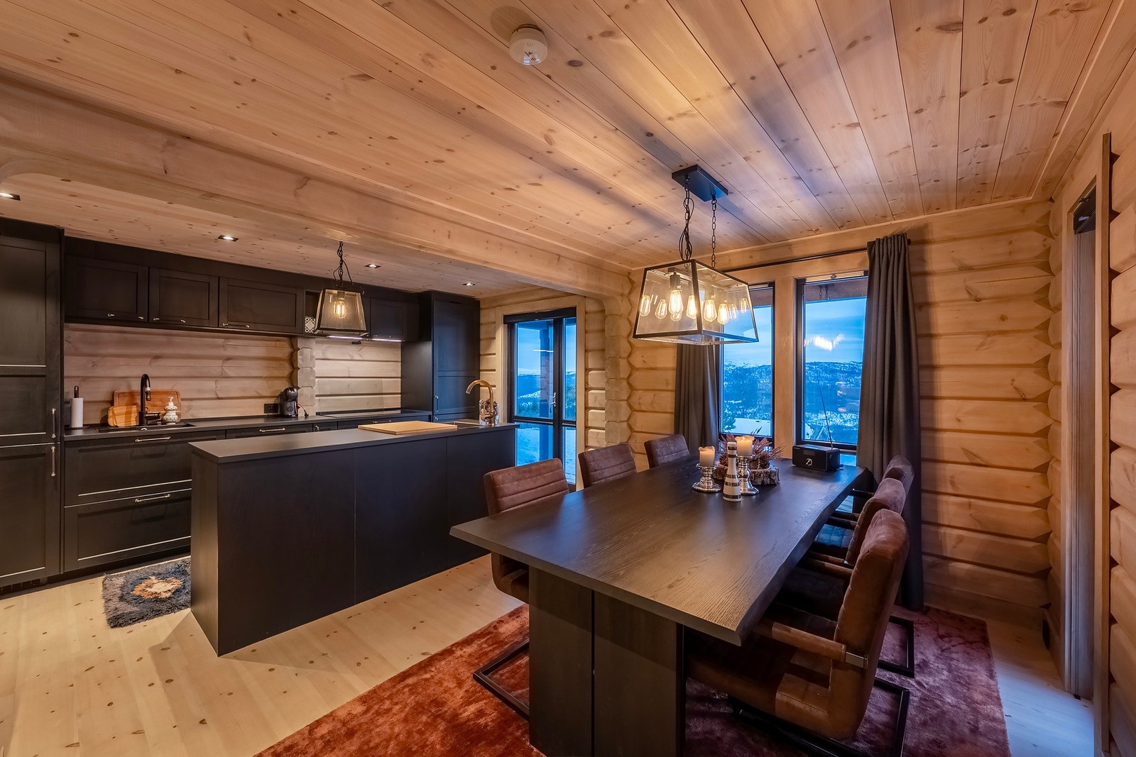 Rommet er på hele 19,8 kvm som gjør at det er god plass til stor spisegruppe. Galleribilde