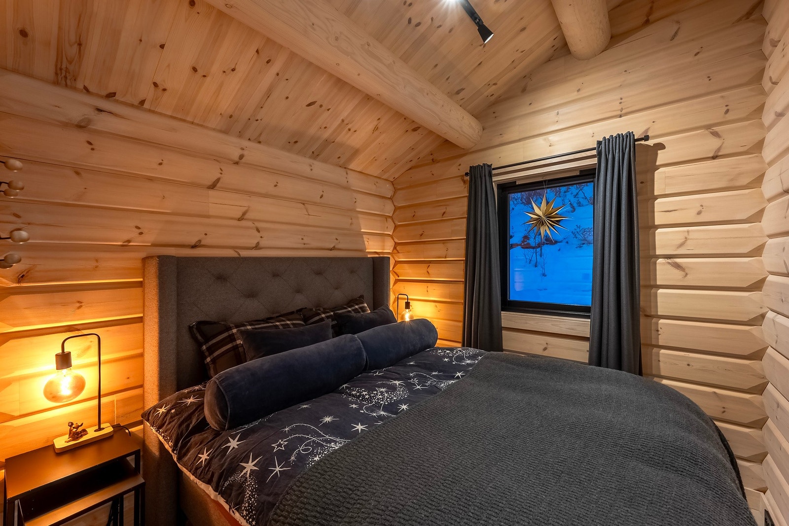 Dette soverommet er på 6,2 kvm. Det er god plass til dobbeltseng på alle soverom i boligen. Galleribilde