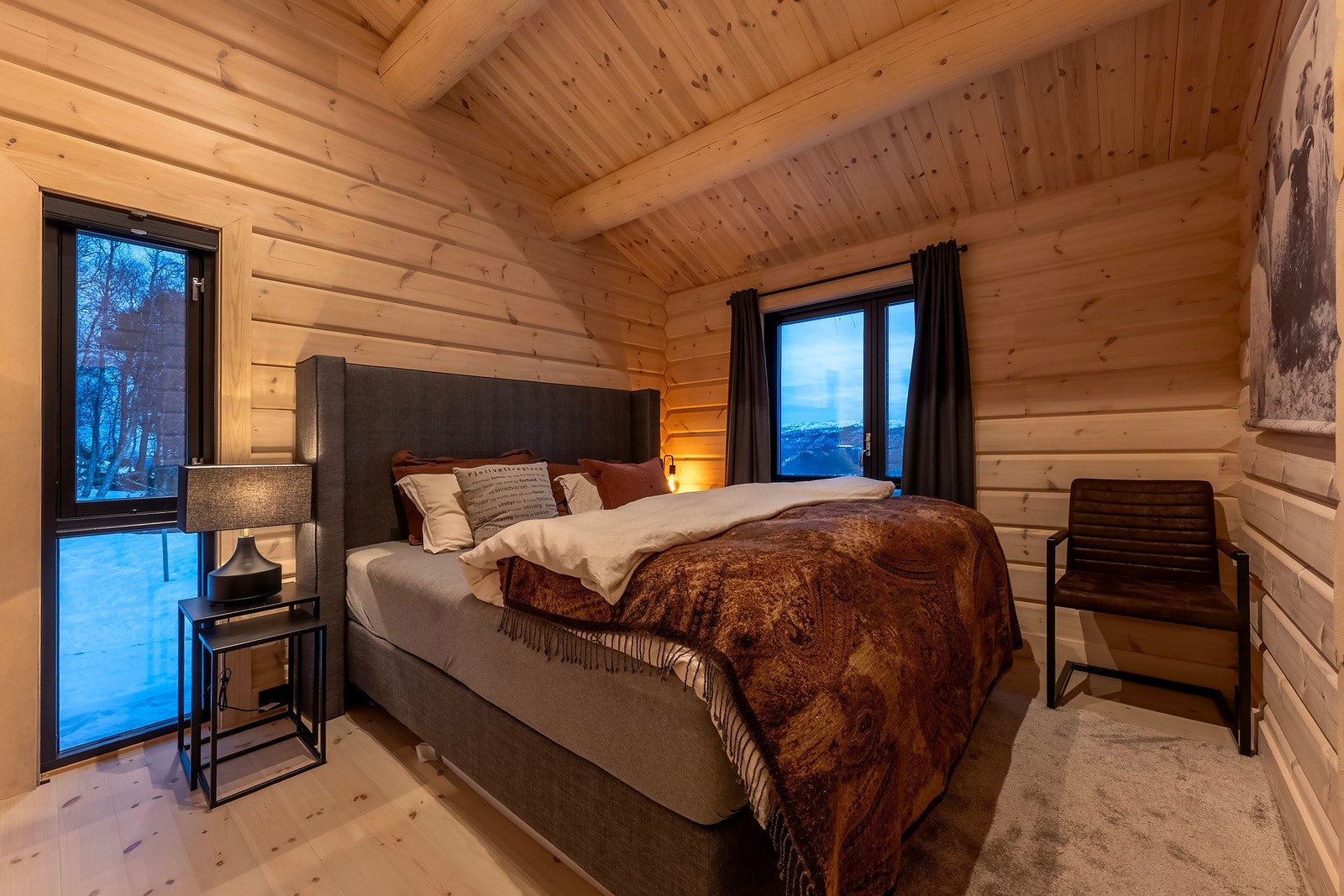 Det er også 1 soverom nede i 1.etasjen som er på 12,6 kvm og har tilhørende garderobe, toalettrom med varmekabler i gulvet og direkte utgang til terrassen. Galleribilde