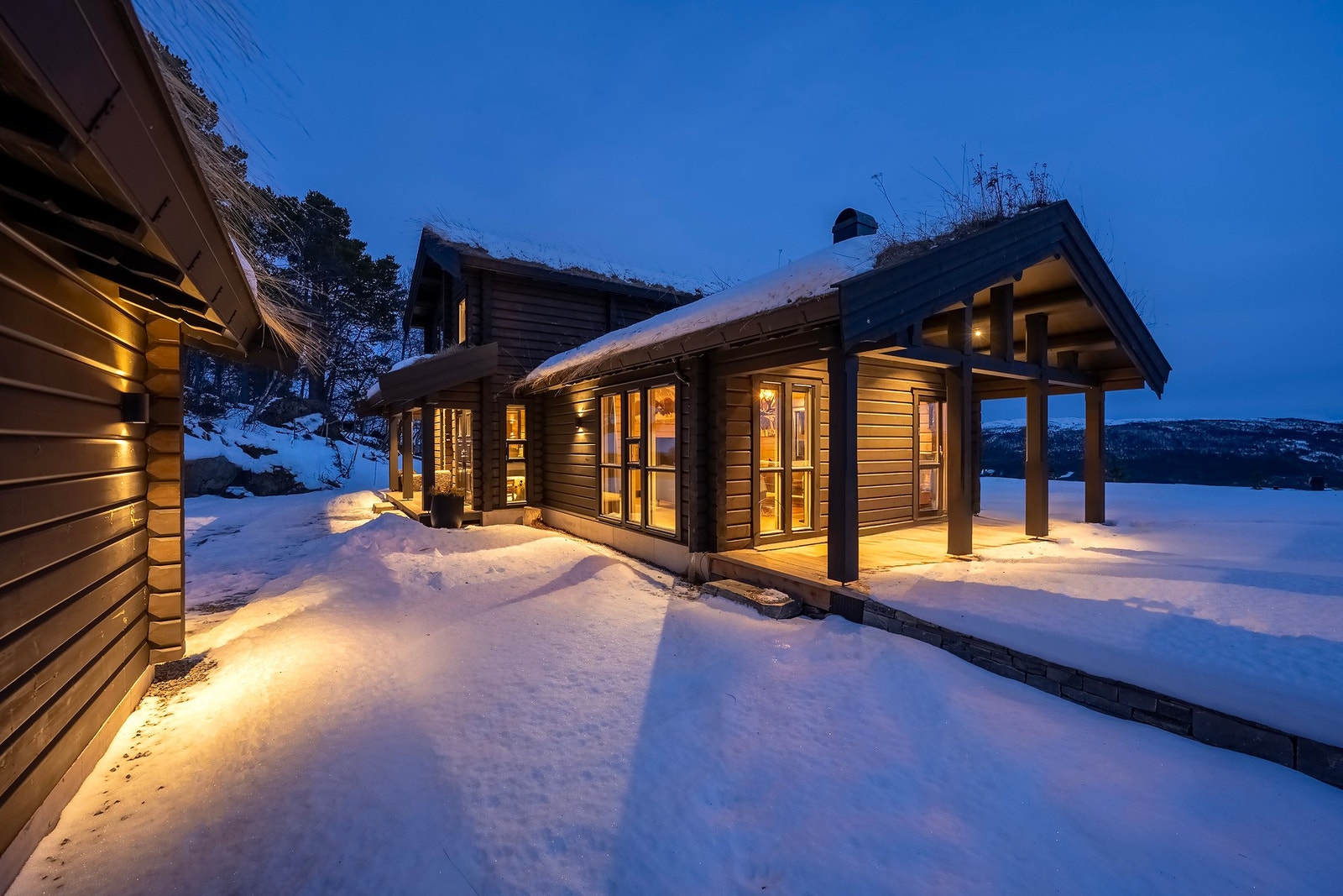 Hytta har en stor og solrik terrasse som strekker seg rundt store deler av hytta. Galleribilde