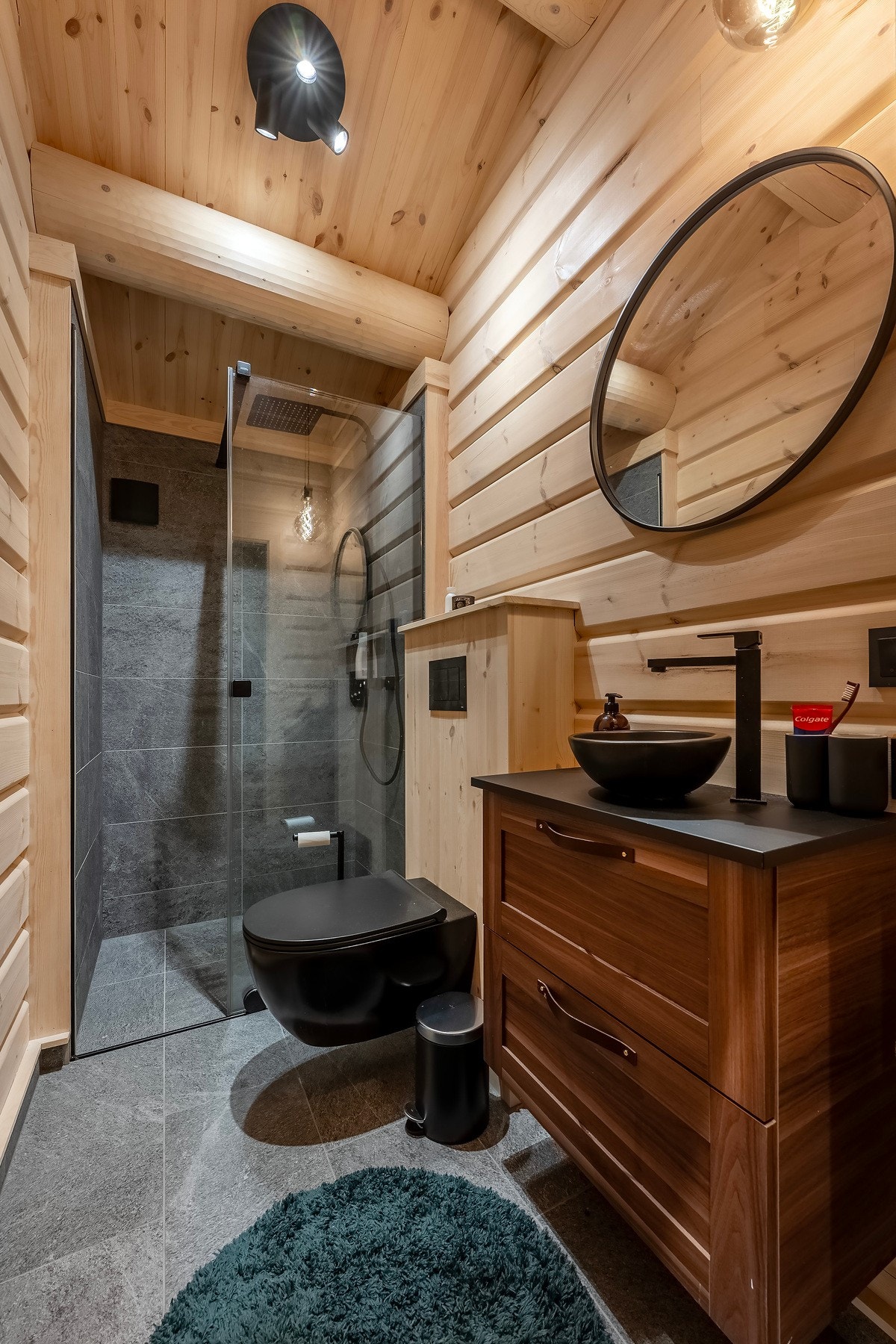 I 2.etasjen finner du eget bad med flislagt gulv og vegger i dusjsone med varmekabler i gulvet. Galleribilde