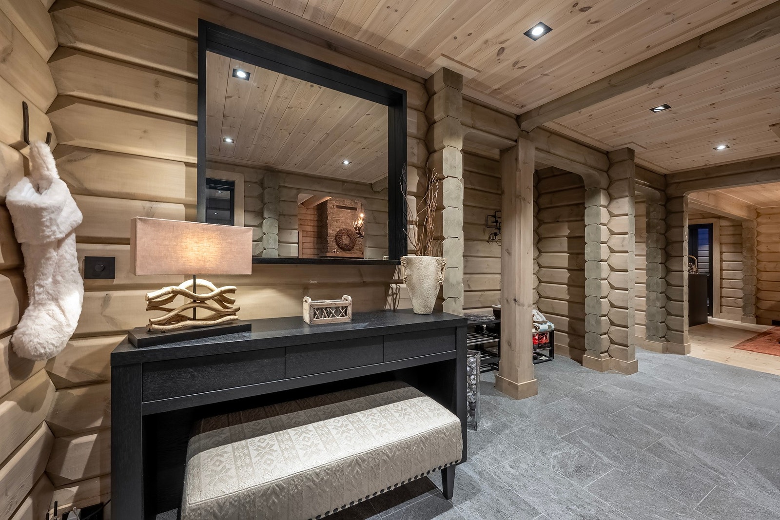 Velkommen inn! Her kommer du inn i hyttens entré med downlights belysning i taket og lekkert flislagt gulv. Galleribilde