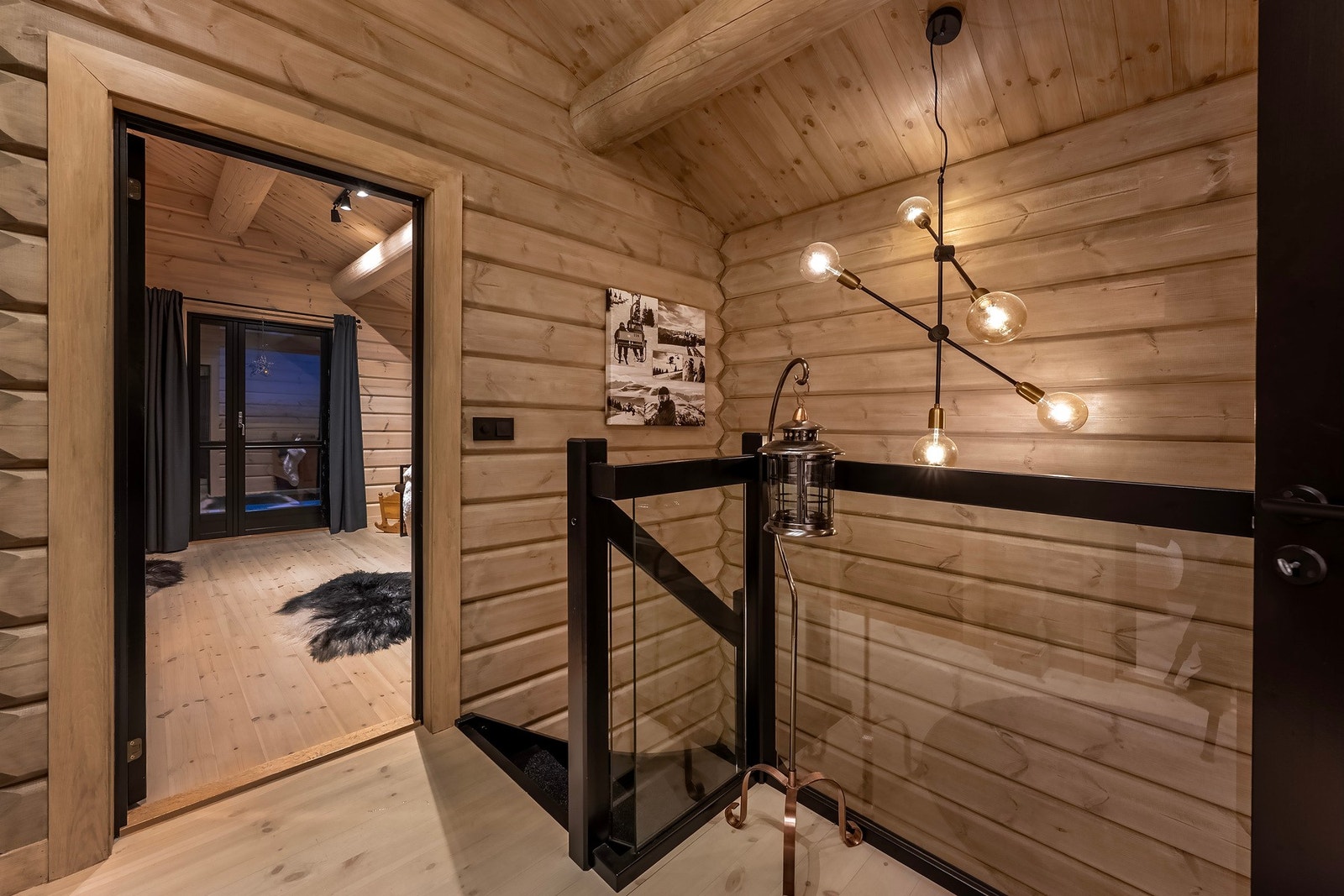 I 2.etasjen finner du de 3 andre soverommene og eget bad for etasjen, samt egen balkong på 8,5kvm. Galleribilde