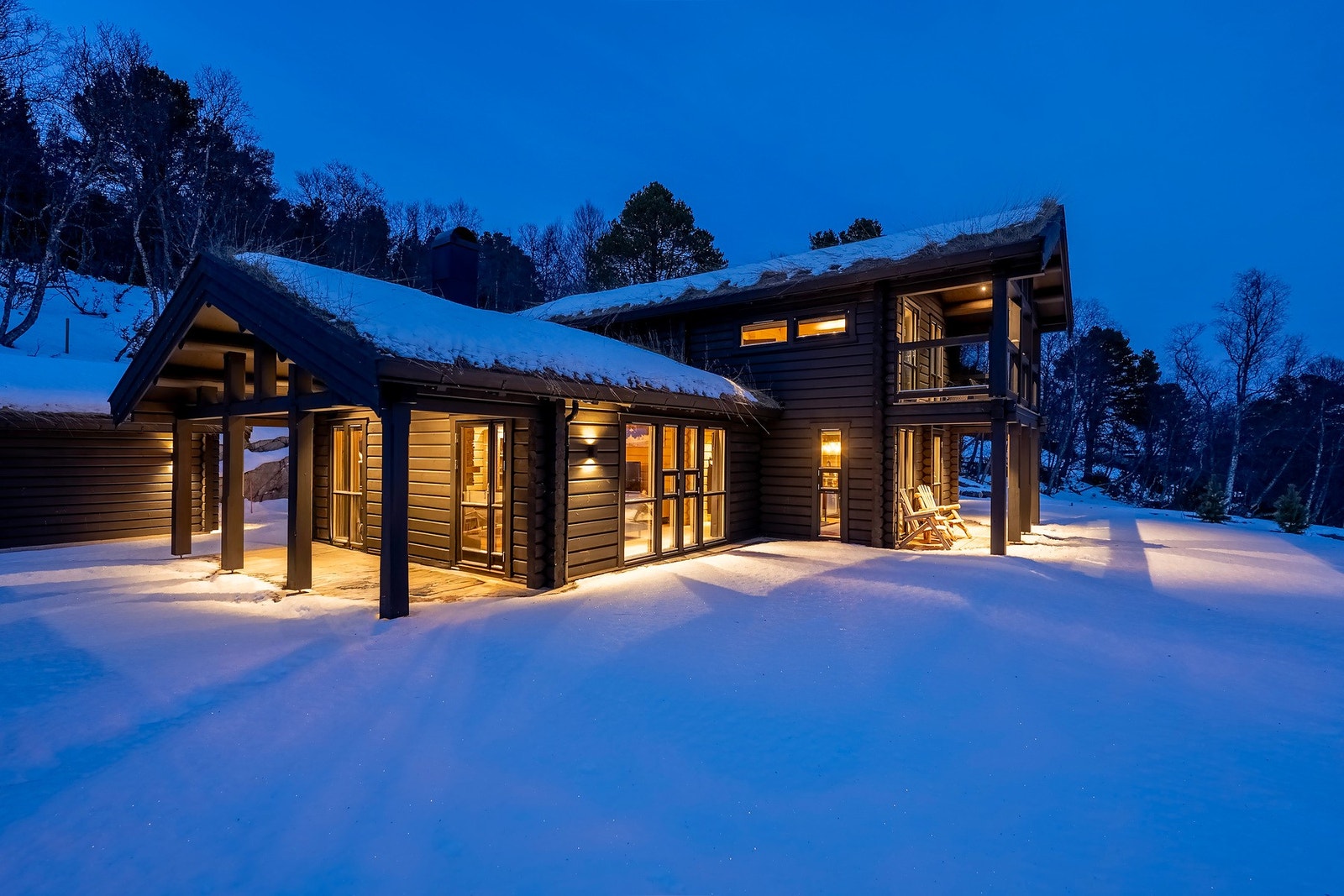 Direkte utgang fra stuen og soverommet i 1.etasjen til terrassen og uteområdet. Galleribilde