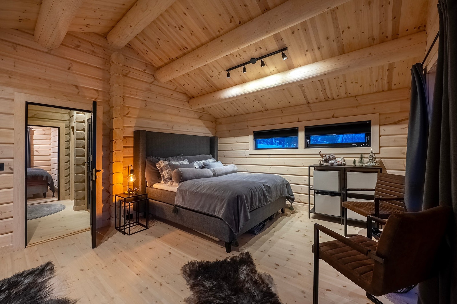 Her det god takhøyde og direkte utgang til etasjens veranda med fantastisk utsikt. Galleribilde