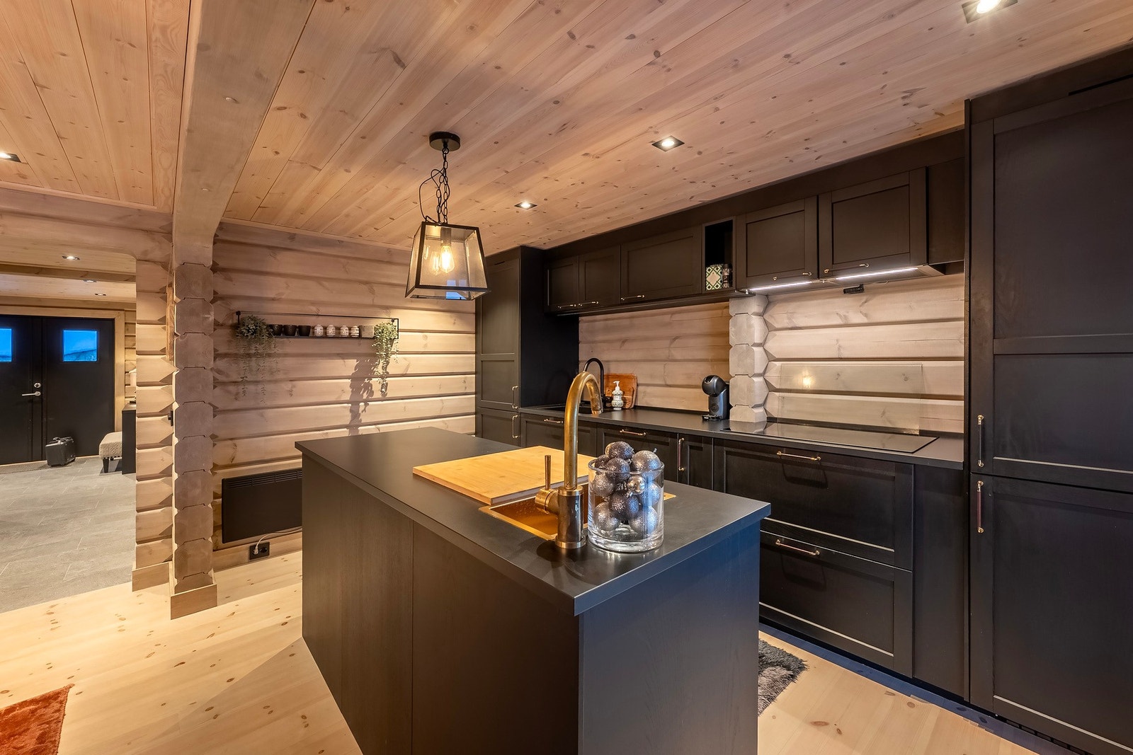 Kjøkkenet har fått TG1 av takstmann, det er også en flott kjøkkenøy vendt mot spisegruppen. Galleribilde