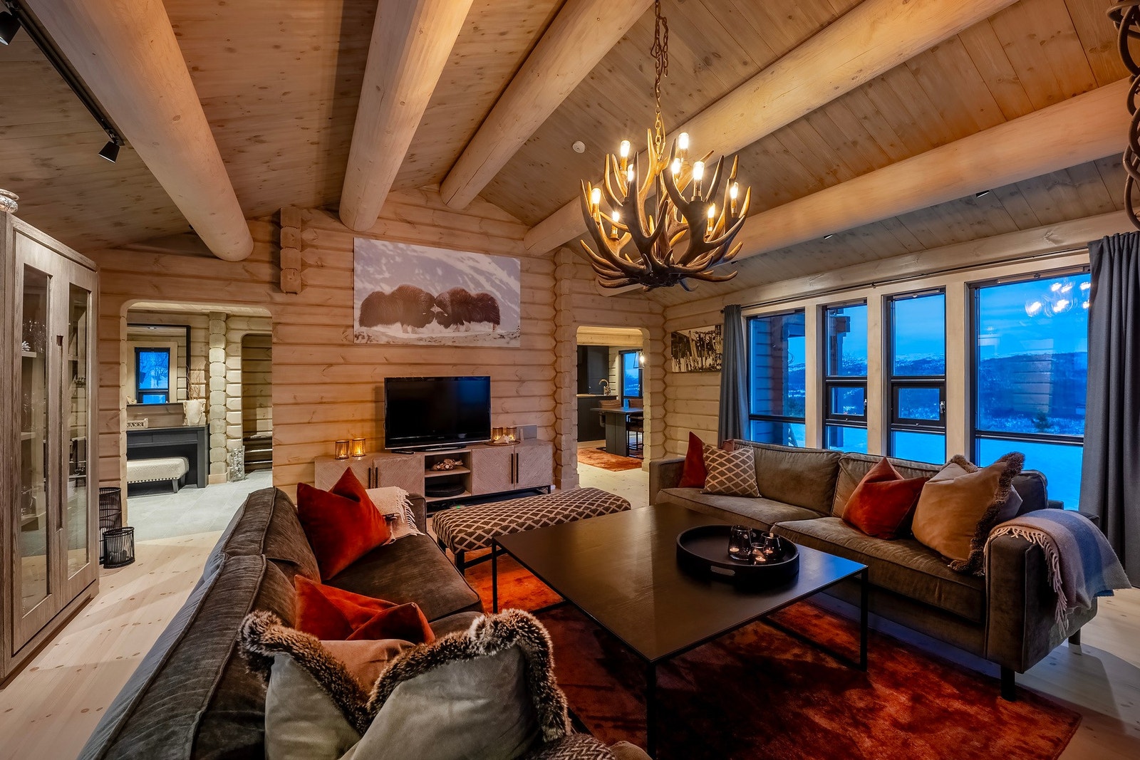 Den gode takhøyden og de store vindusoverflatene gir rommet en luftig og romslig atmosfære. Galleribilde