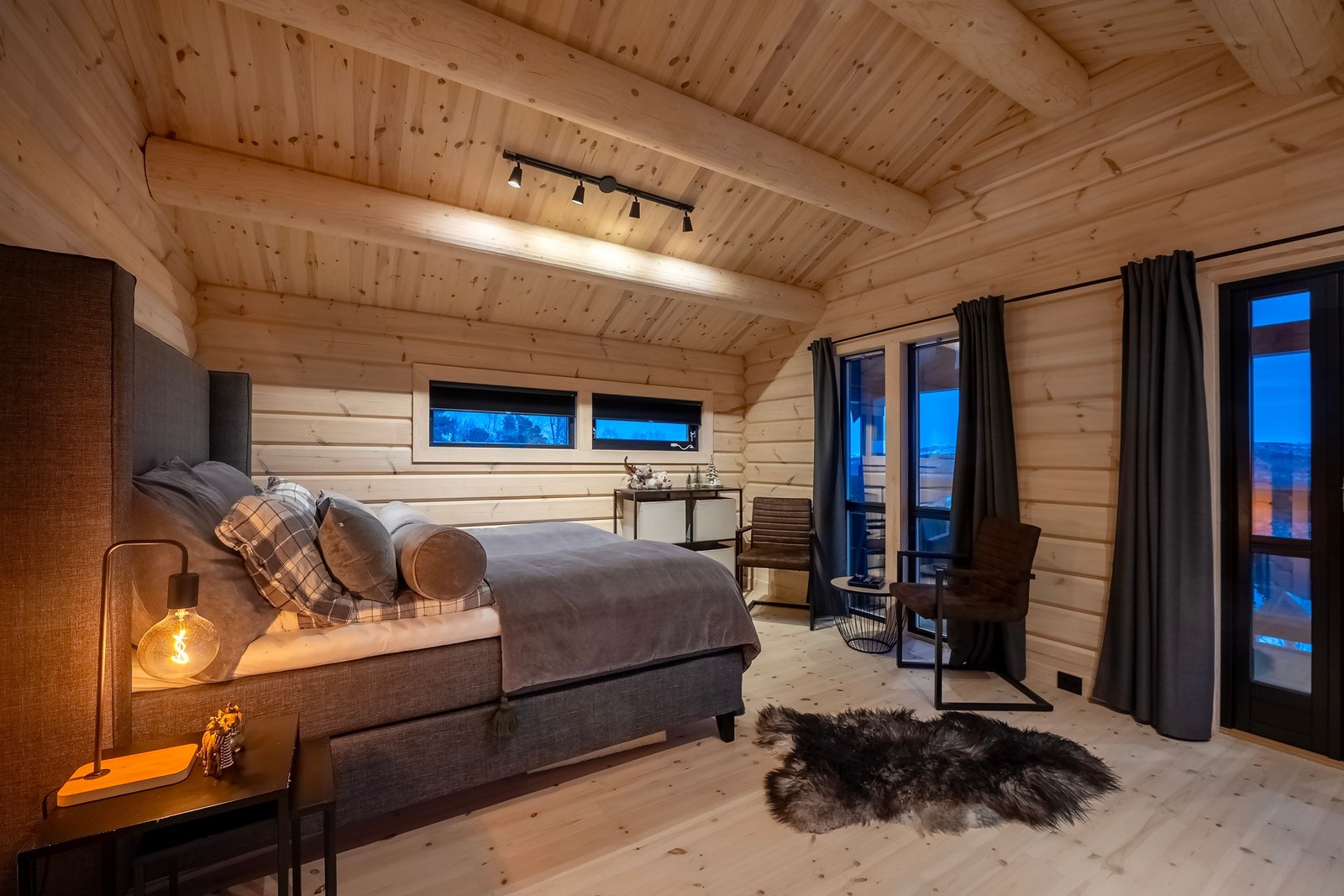 Rommet er på 19,8 kvm og kan benyttes som soverom eller loftstue. Galleribilde