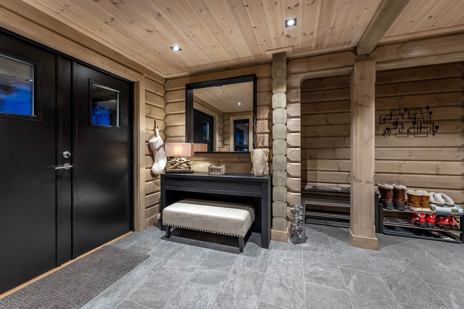 I entrèen er det god plass til av- og påkledning, samt godt med rom for oppbevaring av diverse yttertøy. Galleribilde