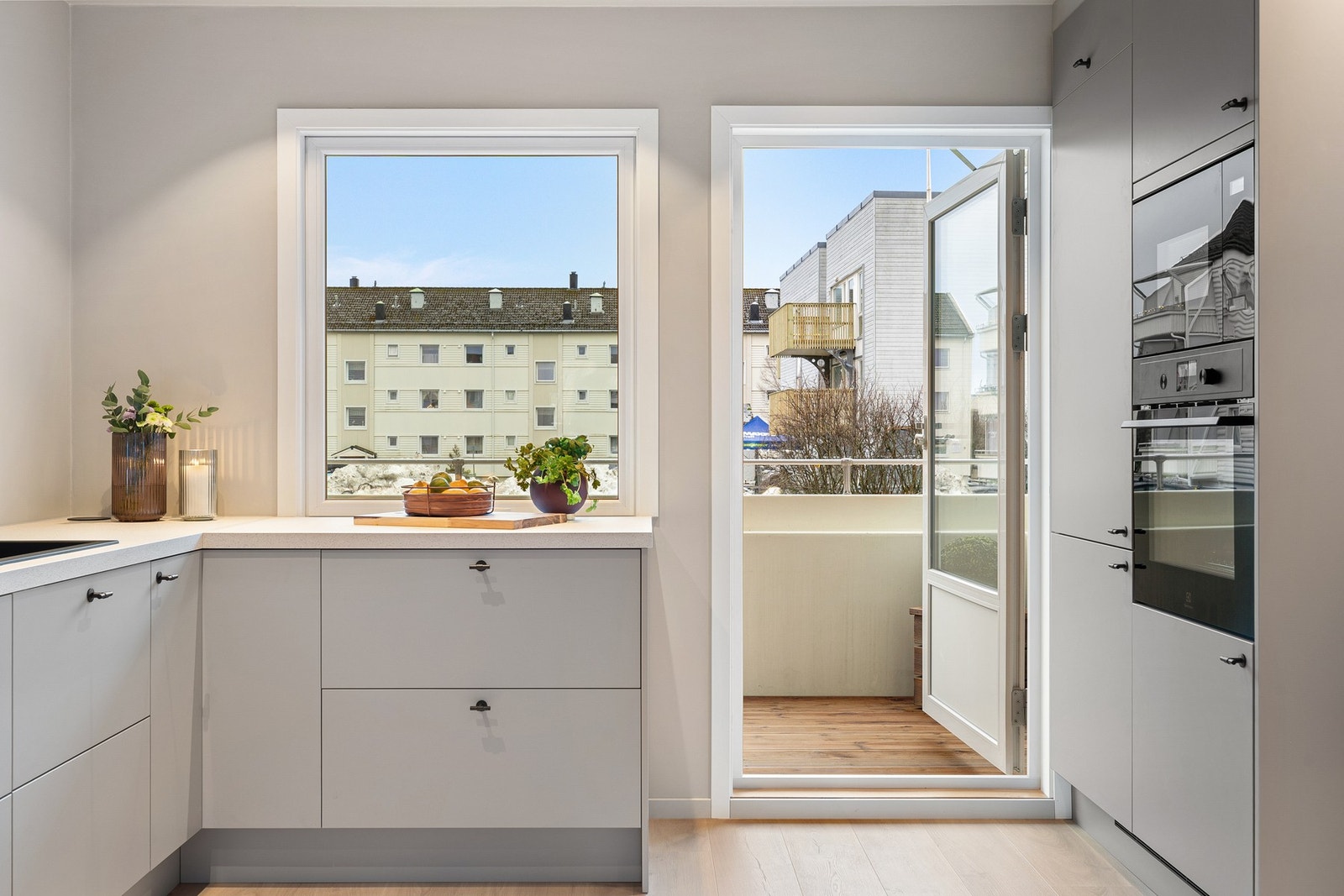 Fra kjøkkenet er det direkte utgang til en balkong på 5 kvm. Galleribilde