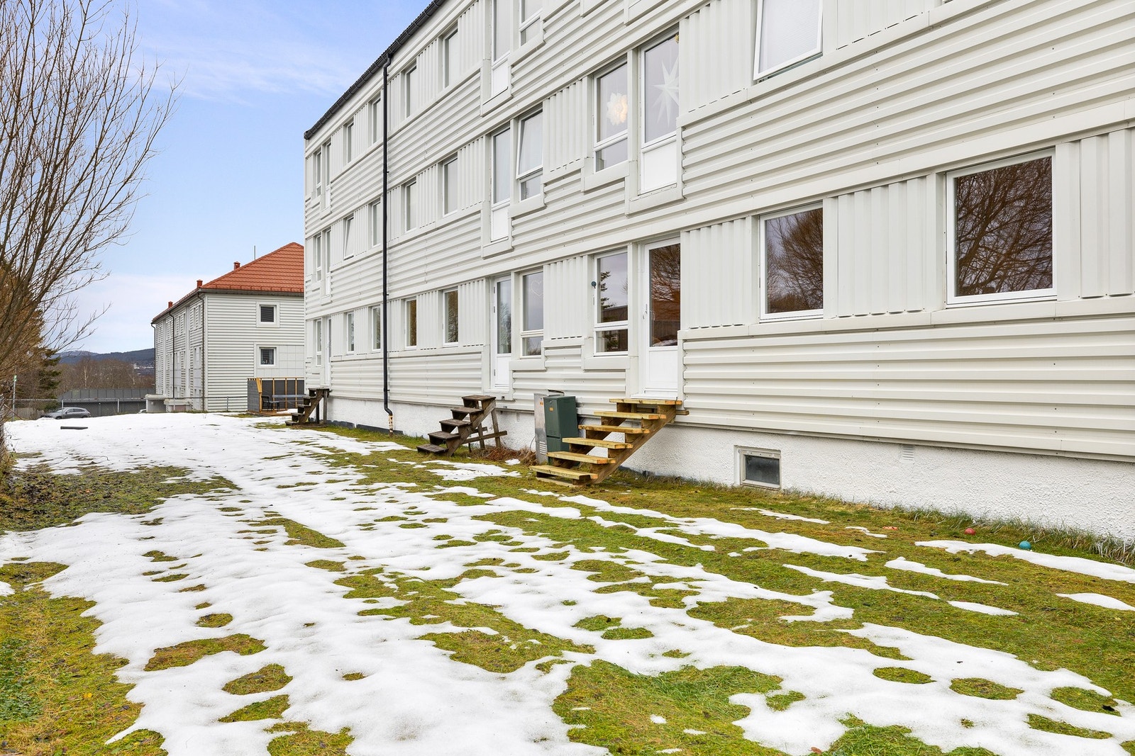 Fasade. Byggeår er 1959. Leiligheten disponerer 3 boder samt en parkeringsplass. Galleribilde