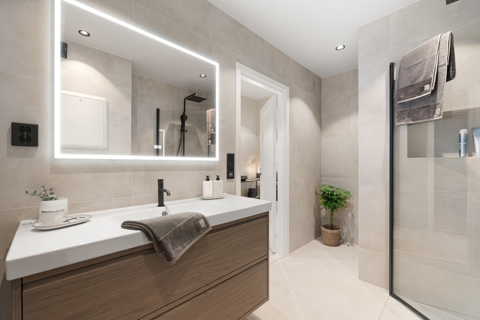 Delikat, flislagt bad med lune varmekabler i gulvet. Galleribilde