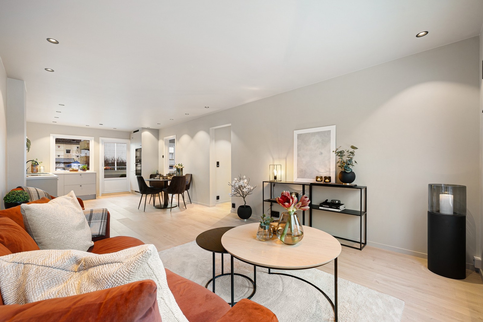 Nytt laminatgulv fra 2025 og lun belysning i form av downlights. Galleribilde