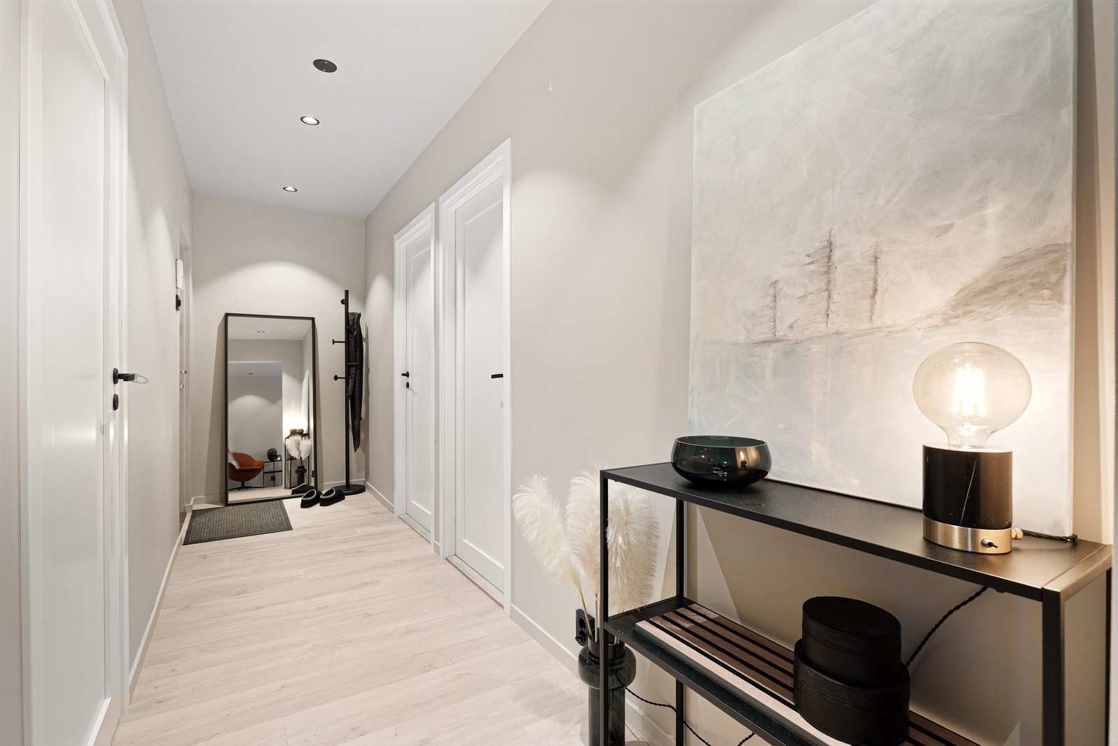 Innbydende entré med plass til oppbevaringsmøbel. Galleribilde