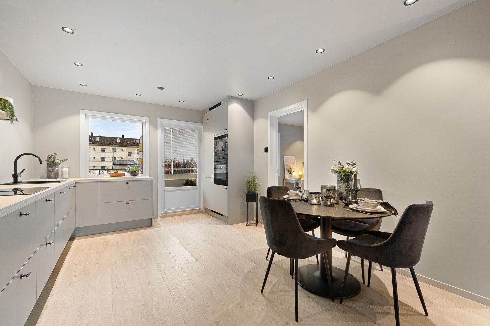 Stilrent kjøkken med funksjonell utforming. Galleribilde