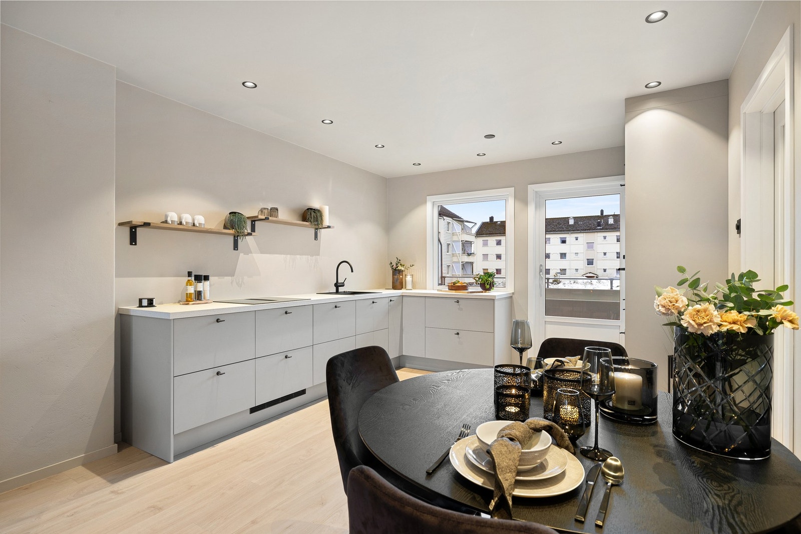 Kjøkkenet har et minimalistisk preg med gjennomførte sorte detaljer og hvitevarer, samt store og godt belyste arbeidsflater. Galleribilde