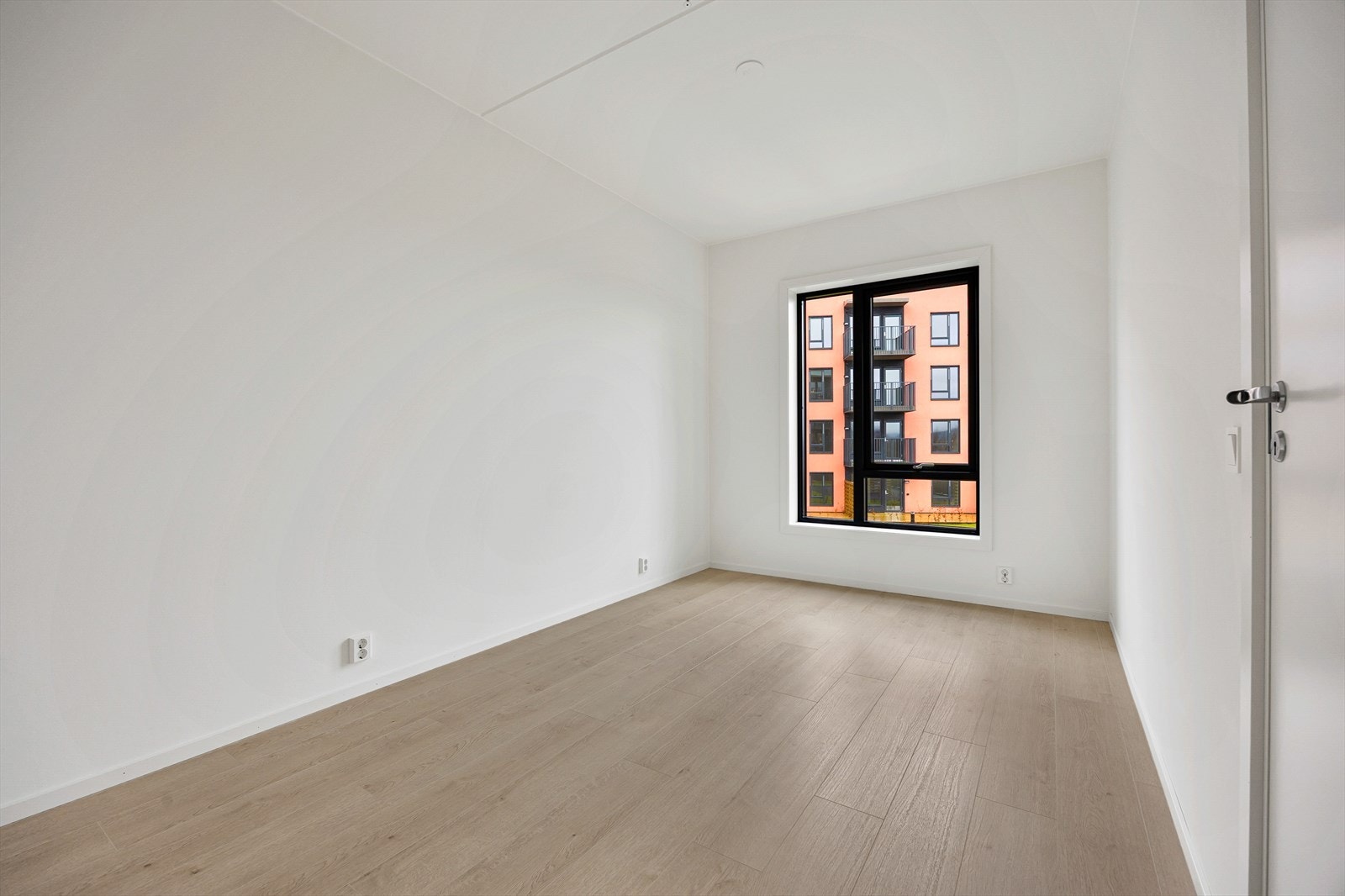 Rommet har en nøytral og lys fargepalett, som gir et godt utgangspunkt for personlig preg. Galleribilde